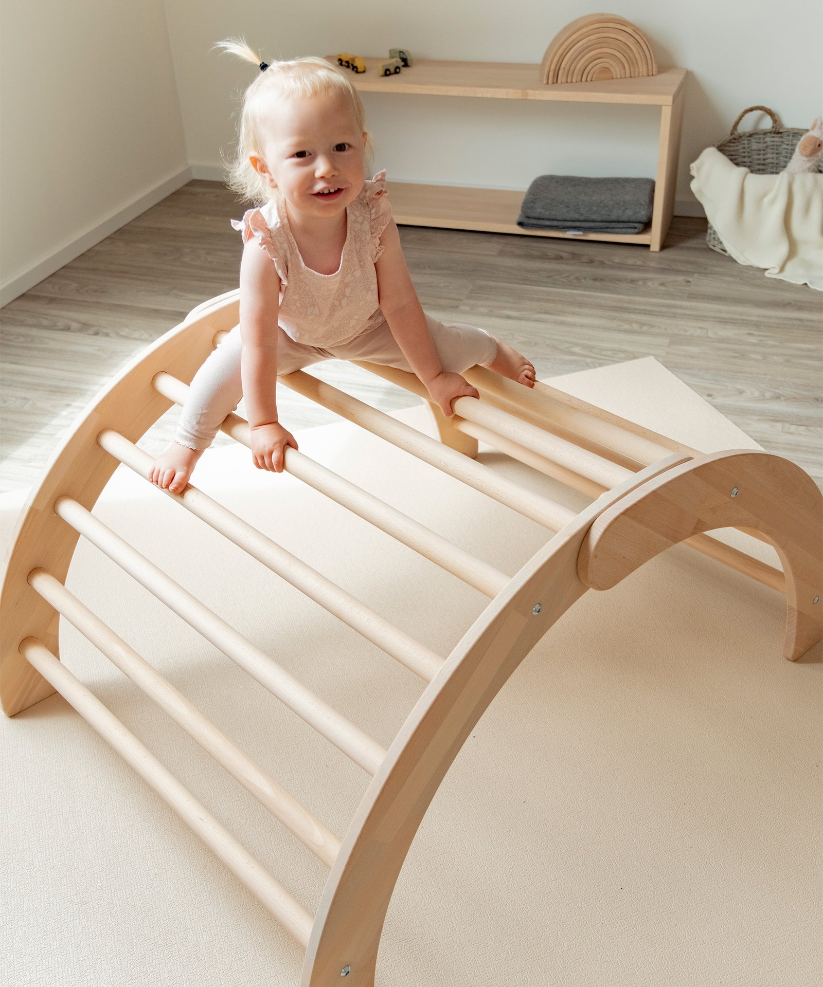Hochwertiges Buchenholz*Der Kletterbogen wird aus hochwertigem Buchenholz in Europa hergestellt.|Kleinkind sitzt auf Kletterbogen aus Holz.