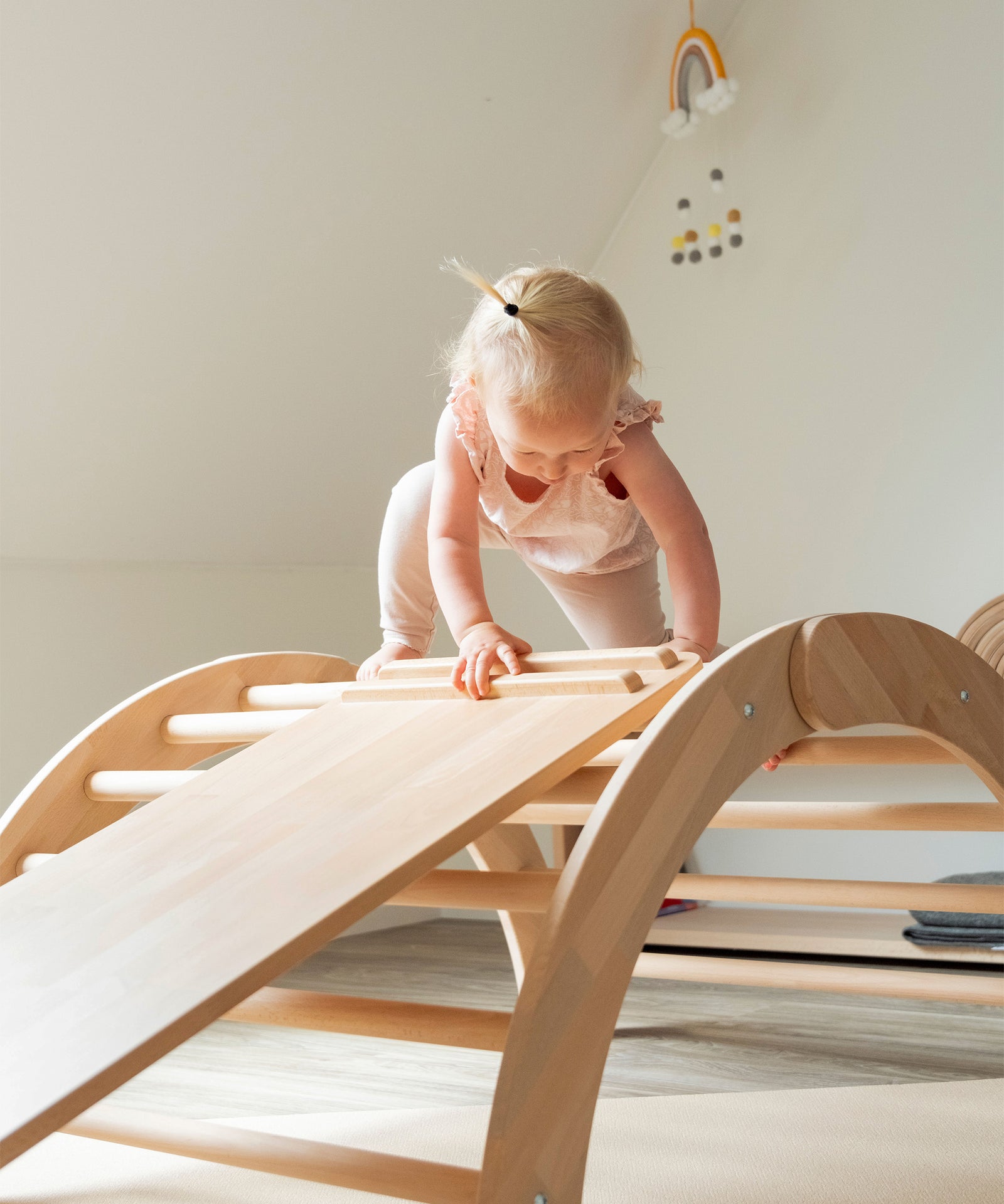 Fördert Fantasie und kreatives Spiel*Der Kletterbogen ist vielseitig einsetzbar und lässt sich mit dem passenden Rutschbrett optimal ergänzen - für noch mehr Spielspaß!|Kind auf Kletterbogen mit Rutsche.