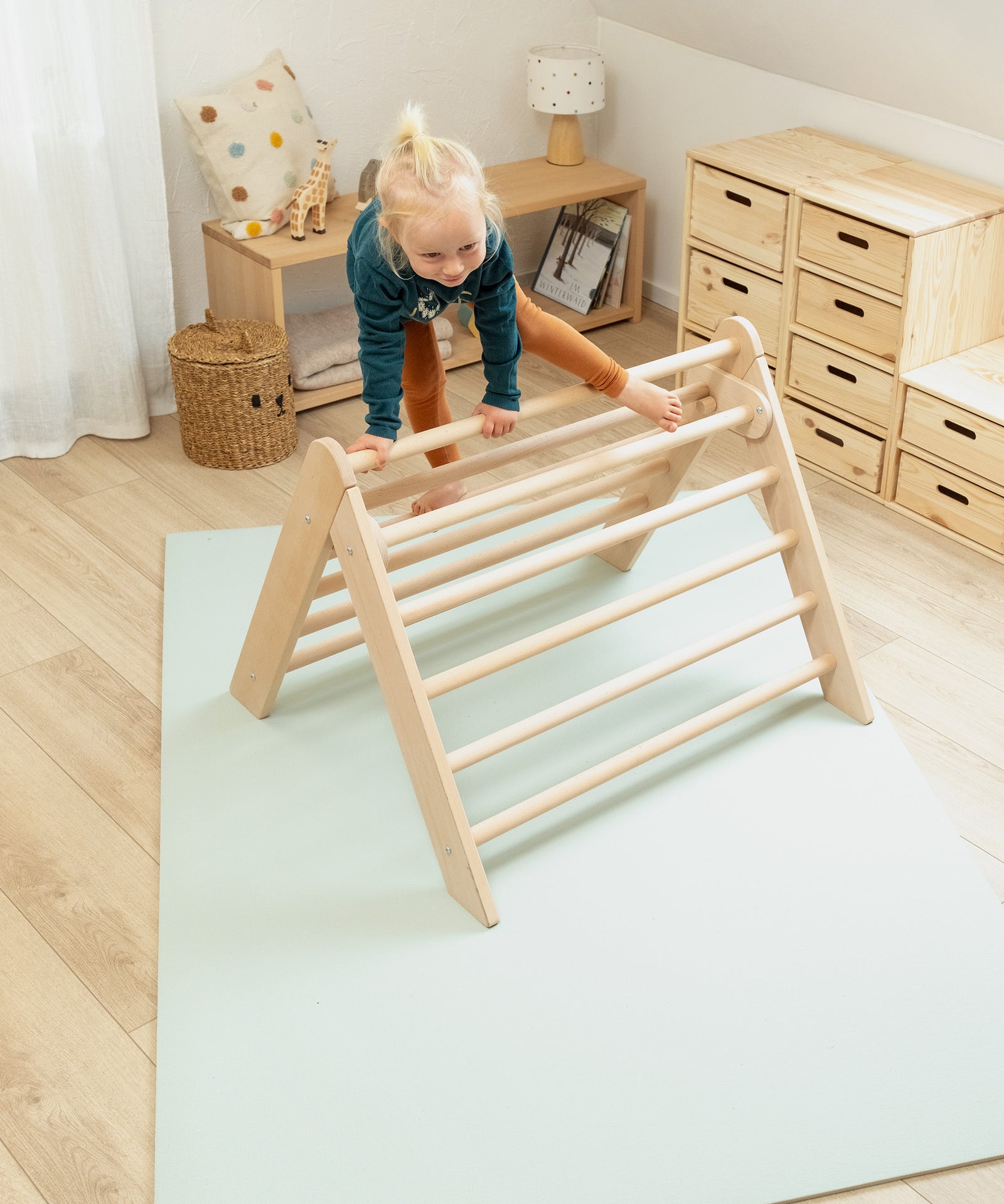 Fördert die motorische Entwicklung*Das Kletterdreieck unterstützt erste Stehversuche und hilft älteren Kindern, Klettern und Bewegungssicherheit zu schulen.|Kind klettert auf dem Kletterdreieck.
