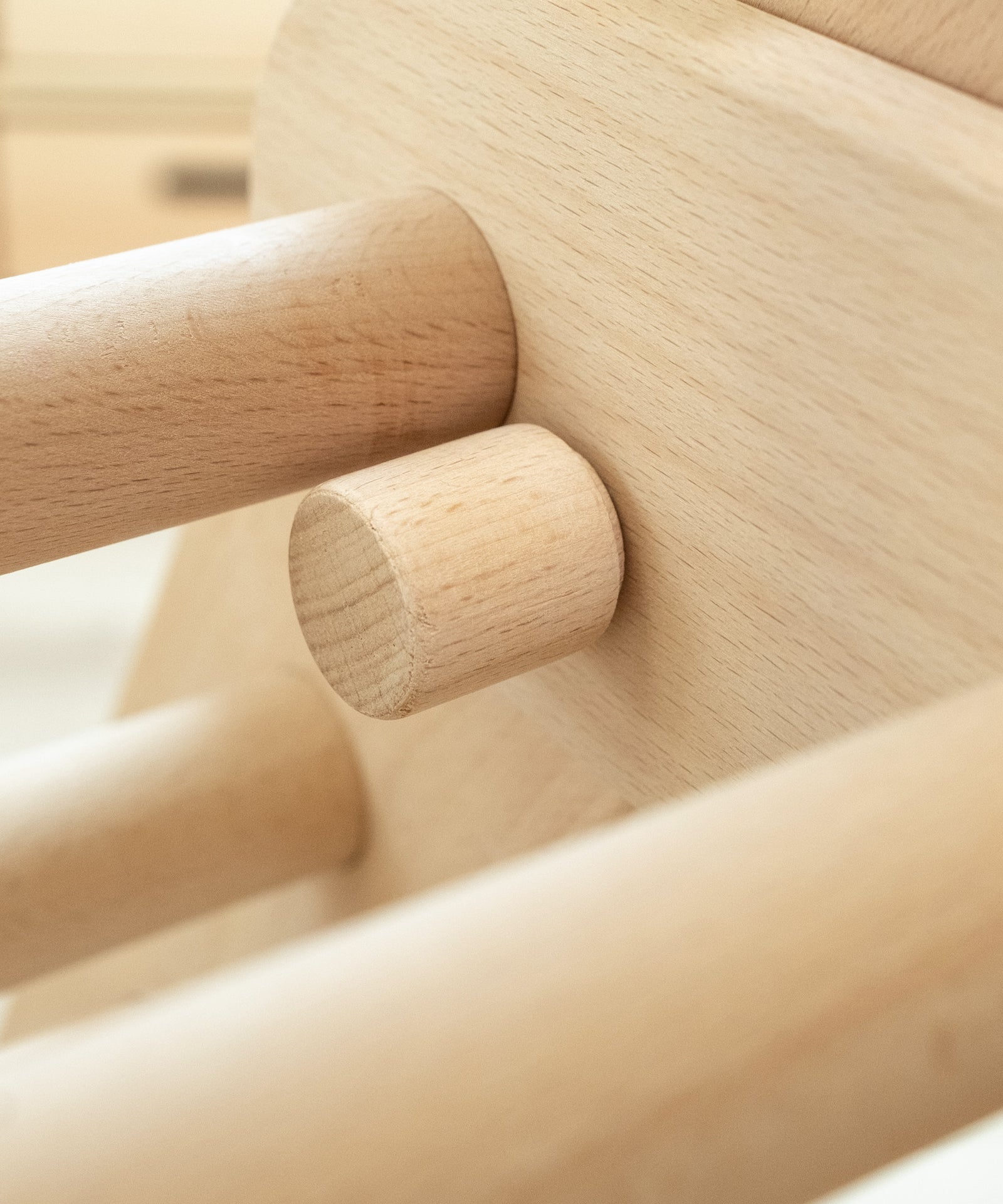 Integrierte Sicherung*Das Kletterdreieck verfügt über eine Kindersicherung, die das Zusammenklappen verhindert.|Nahaufnahme der Kindersicherung.