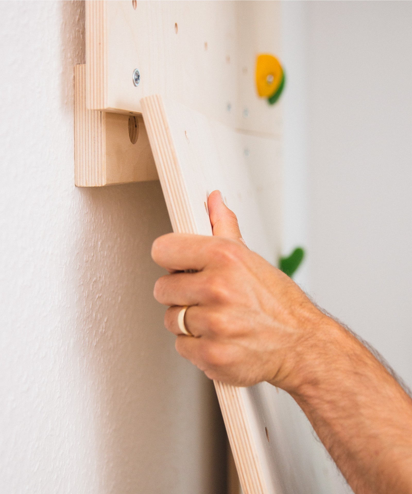 Einfache Montage*Befestigung mit nur wenigen Löchern in der Wand - unser intelligentes und schonendes Montagesystem macht es möglich.|Kletterwand-Modul wird an Unterkonstruktion montiert.