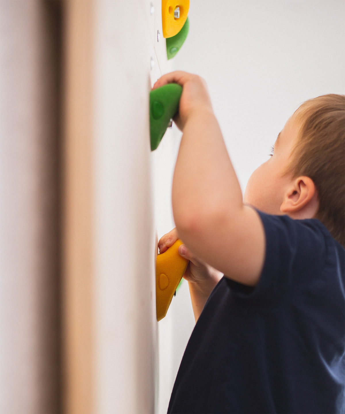 Nahaufnahme eines Kindes an der Kletterwand.