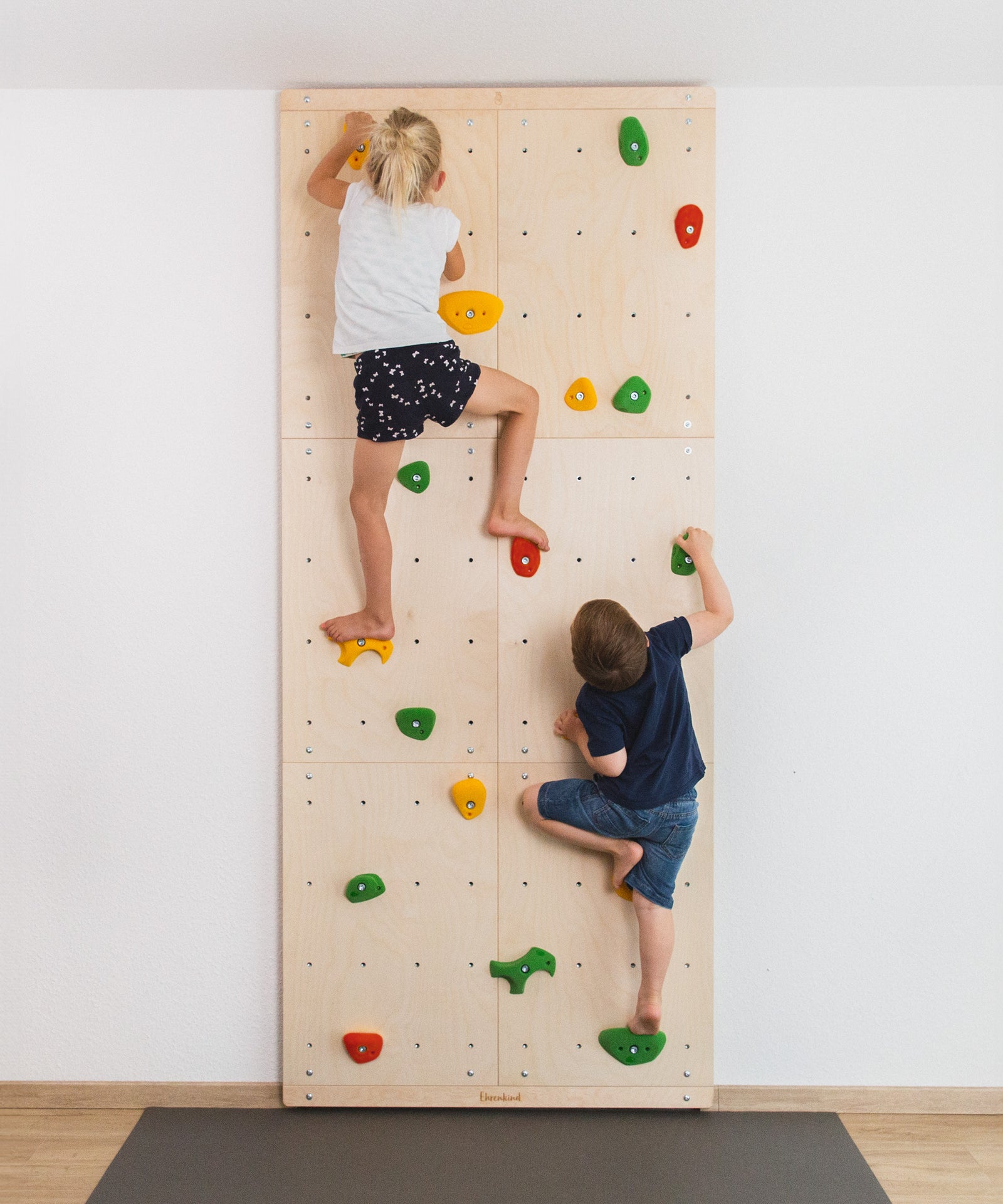 Modular zusammensetzbar*Perfekt anpassbar und flexibel - mit den sechs Modulen lässt sich eine individuelle Kletterwand zusammenstellen.|Zwei Kinder klettern an der Kletterwand.