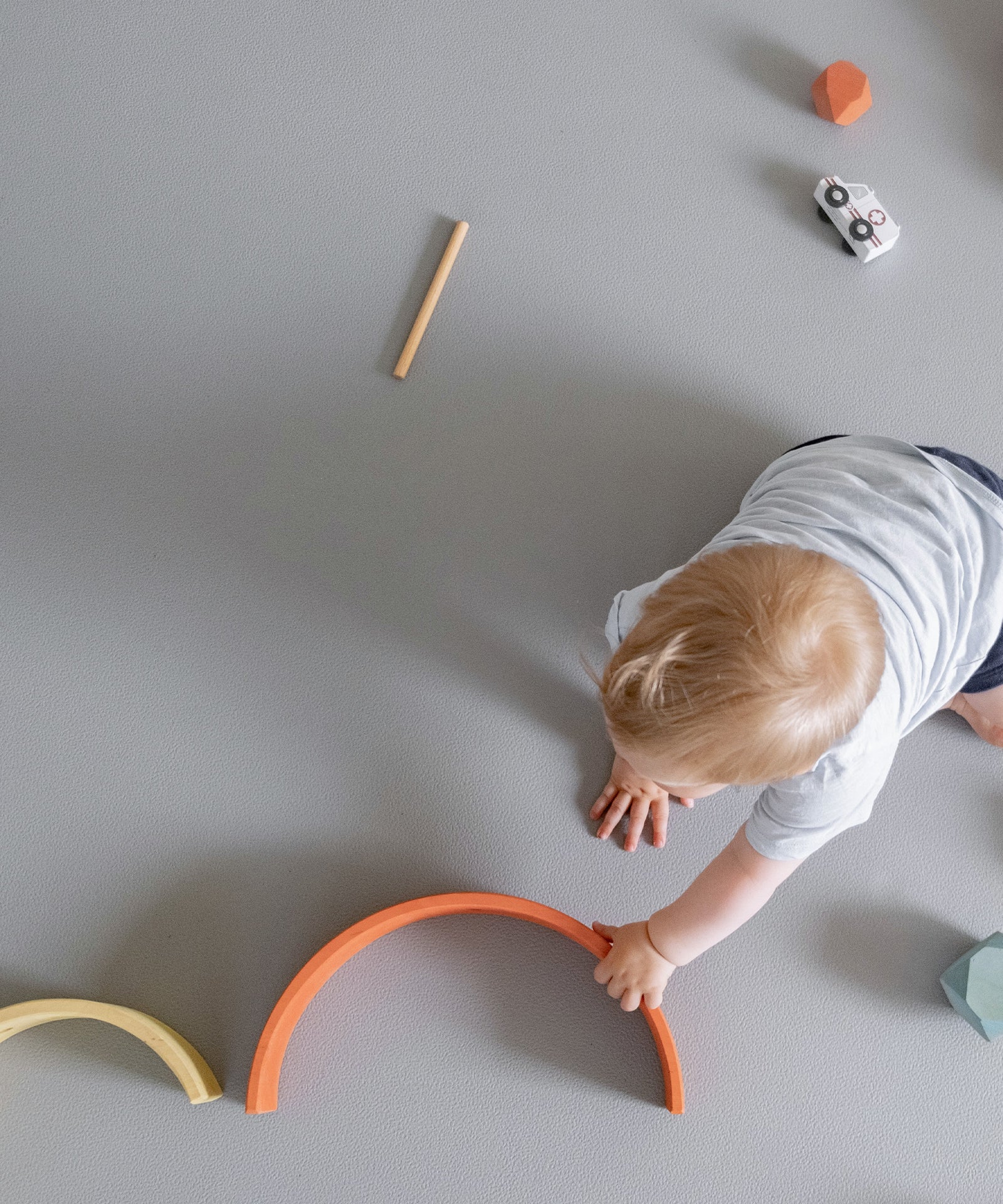 Kind spielt auf Krabbelmatte Pro Hellgrau.