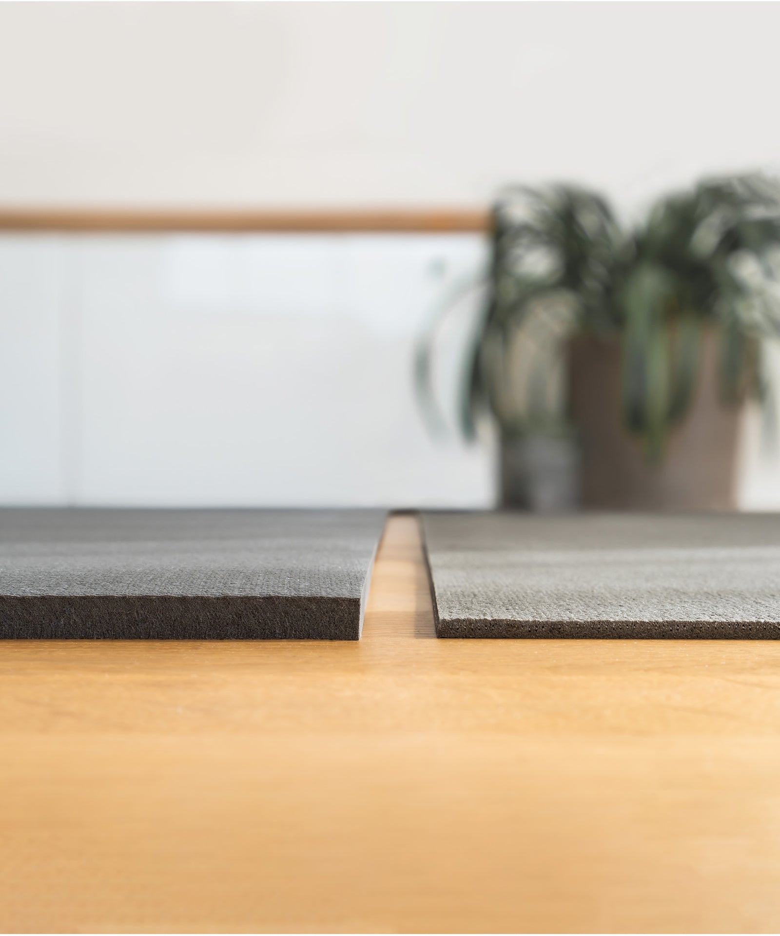 Extra dick*Die Krabbelmatte PRO ist mit 1 cm Dicke mehr als doppelt so dick wie andere Krabbelmatten und bietet daher einen idealen Fallschutz.|Krabbelmatte und Krabbelmatte PRO im Vergleich, Krabbelmatte PRO ist extra dick.