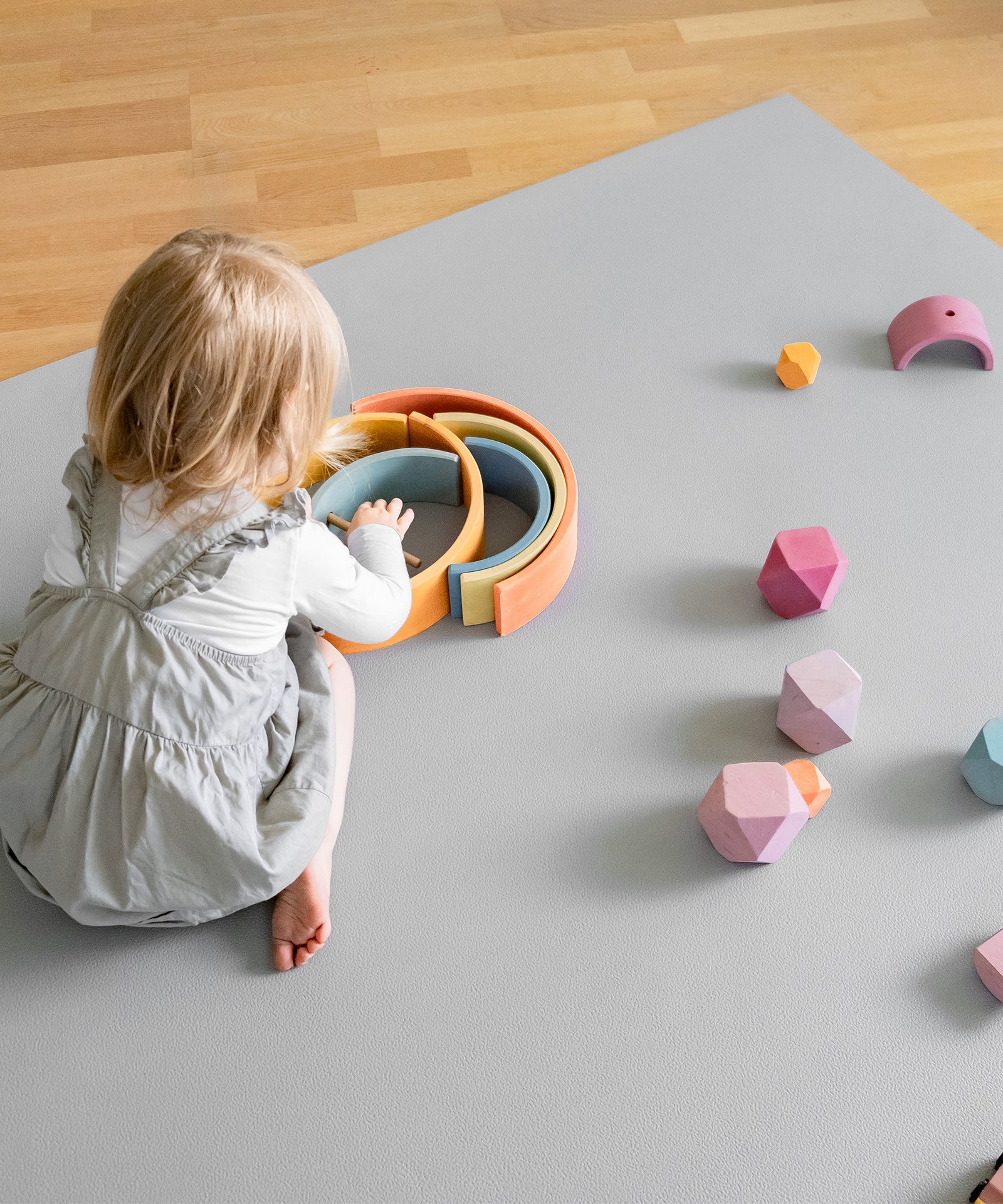 Rutschfest & standfest*Die Krabbelmatte PRO ist die ideale Spielunterlage. Sie ist weich und robust- optimal auch für Babys zum Krabbeln.|Kind spielt mit Holzspielzeug auf Krabbelmatte PRO.