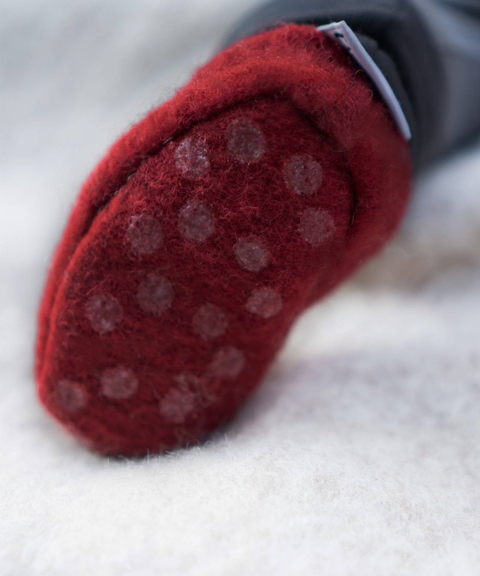 Rutschhemmende ABS-Noppen*Die Walkschühchen mit Anti-Rutsch-Sohle eignen sich perfekt als Hausschuhe für den Kindergarten oder zuhause.|Nahaufnahme der Schuhsohle mit den ABS-Noppen.