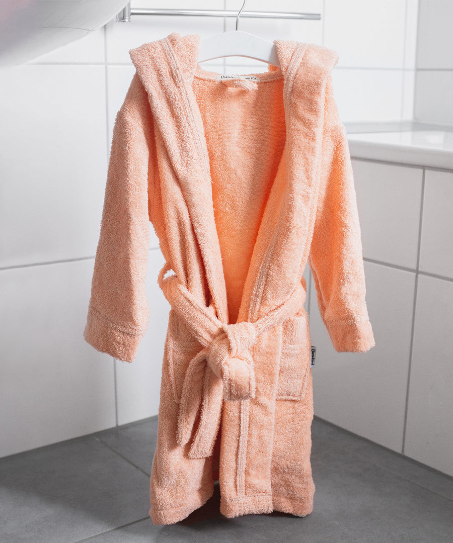 Der Bademantel hängt im Badezimmer.