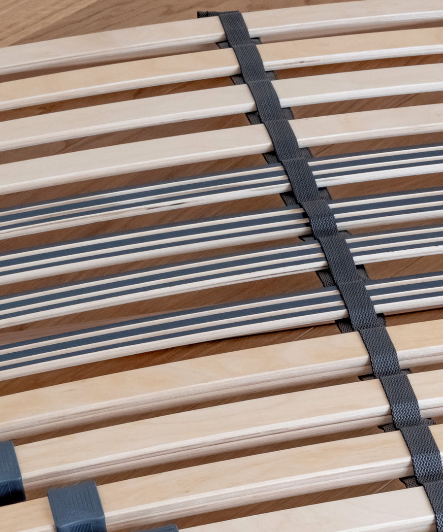 Praktische Schulterfräsung*Die praktische Schulterfräsung lässt die Schultern beim Schlafen leicht einsinken und sorgt für einen komfortablen Schlaf.|Detailbild der Latten mit Schulterfräsung am Lattenrost.