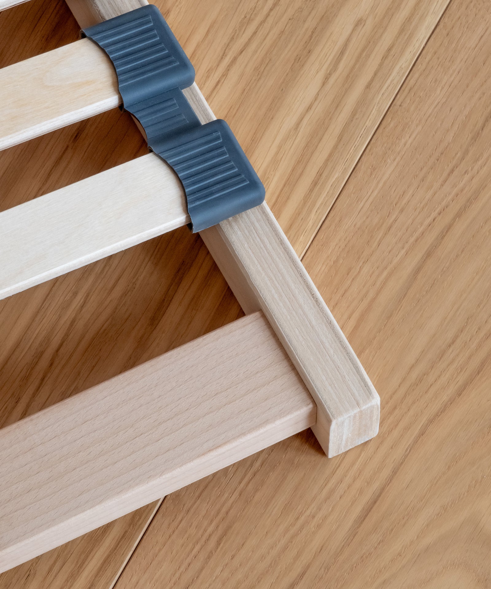 Hochwertige Kappen*Die geräuschlosen Federkappen sind holmüberlappend und bieten Federungskomfort für die komplette Breite.|Detailbild Federkappen am Lattenrost.