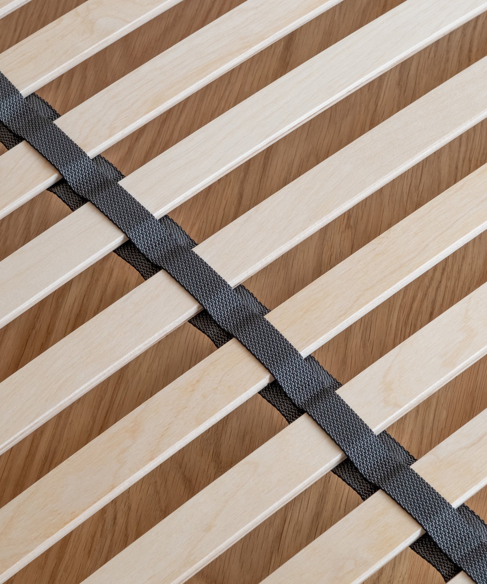 Stabiler Mittelgurt*Der hochwertige Mittelgurt des Lattenrosts ist reißfest und sorgt für eine gleichmäßige Lastverteilung.|Detailbild stabiler Mittelgurt am Lattenrost.