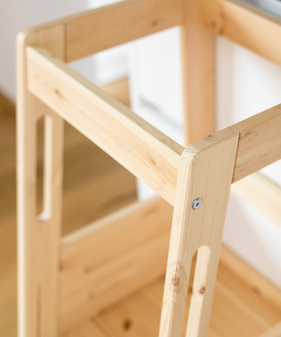 Standfester Lernturm aus Kiefernholz mit stabiler Fußleiste.