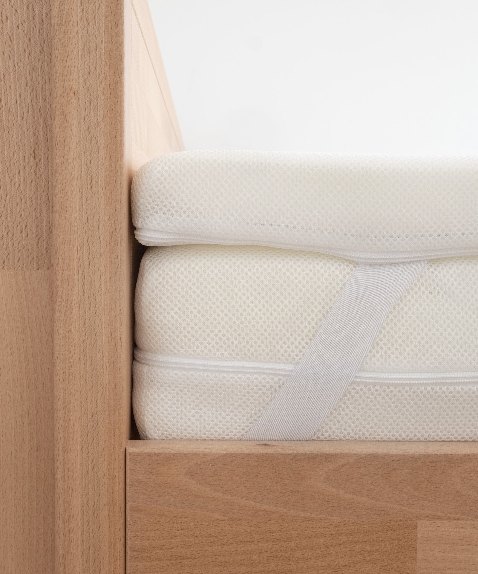 Praktische Eckgummis*Mit Eckgummis zur Befestigung an der Matratze bleibt der Topper immer an seinem Platz und lässt sich einfach auf- und abziehen.|Matratzentopper mit Eckgummi.