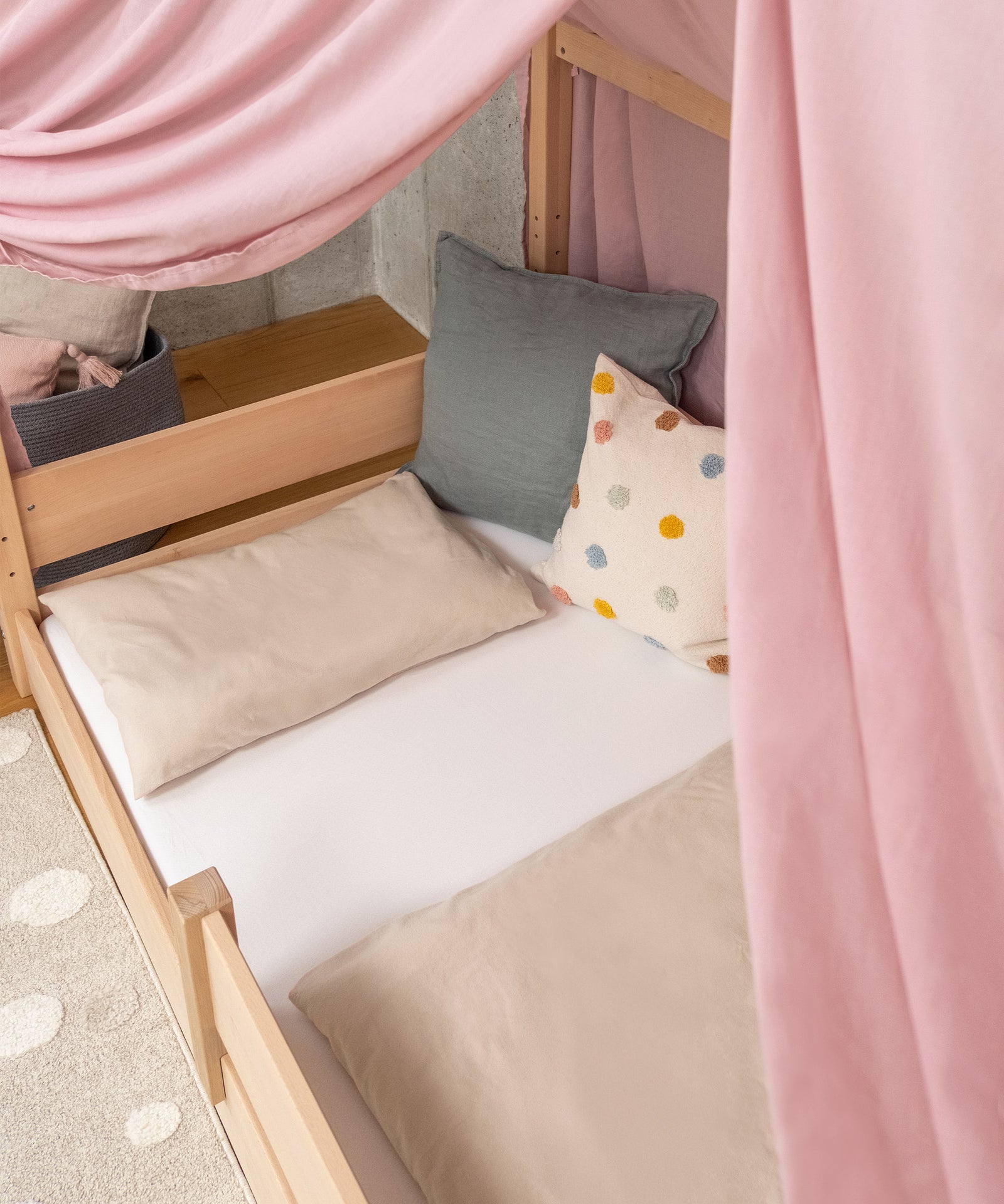 Einblick in das Hausbett mit weicher Bettwäsche und gemütlichen Kissen für einen angenehmen Schlafplatz.