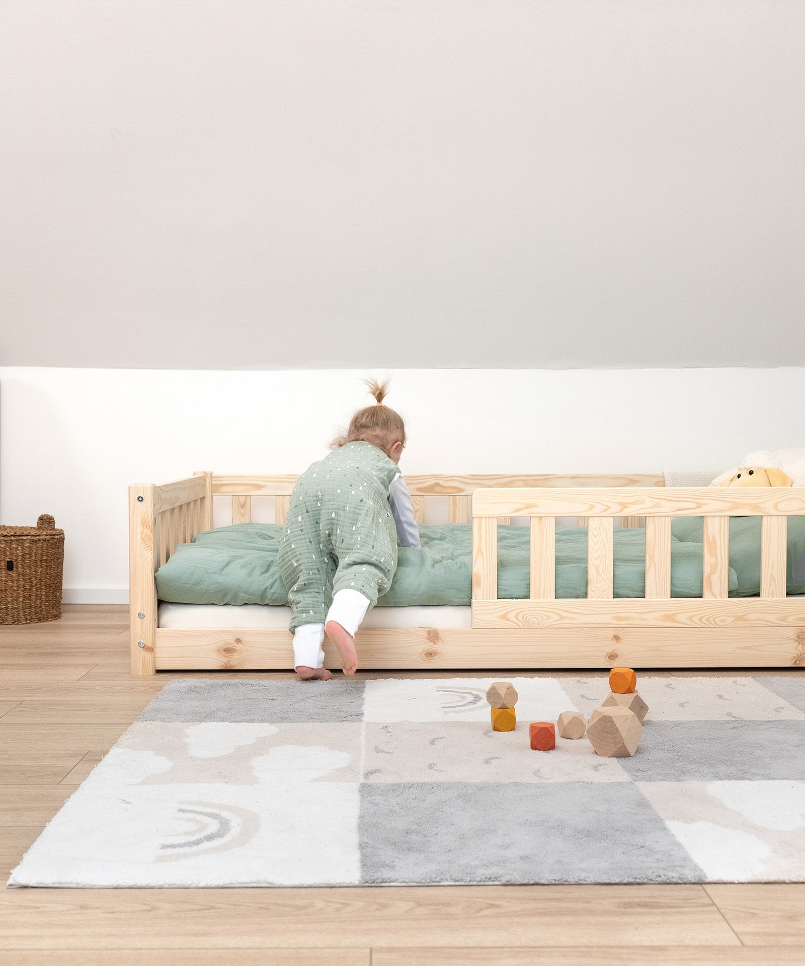 Leichter Einstieg*Das Bodenbett ermöglicht deinem Kind einen niedrigen und selbstständigen Ein- und Ausstieg.|Mädchen krabbelt in Bodenbett Kiefer.