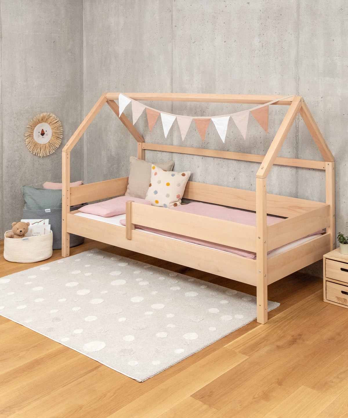 Ein modernes Montessori Hausbett in 90x200 cm mit schlichter Holzoptik für das Kinderzimmer.