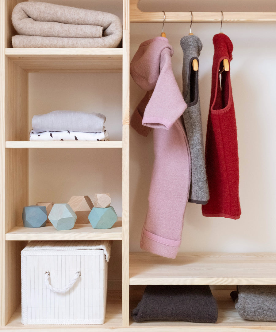 Ordnung leicht gemacht*Im Montessori Kleiderschrank kann dein Kind alle Sachen eigenständig erreichen und organisieren.|Nahaufnahme Montessori Kleiderschrank.