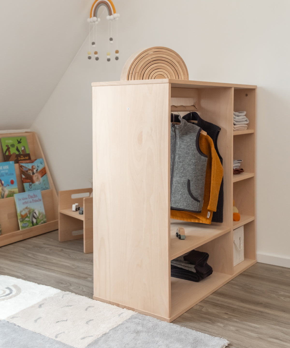 Montessori Kleiderschrank steht als Raumteiler positioniert mit der Stirnseite an der Wand.