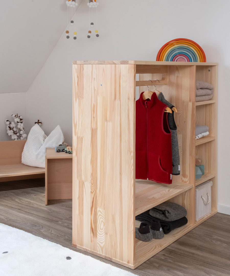 Praktischer Raumteiler*Durch die offene Konstruktion kann unser Kleiderschrank an der Wand oder frei im Raum als Raumteiler positioniert werden.|Montessori Kleiderschrank steht als Raumteiler positioniert mit der Stirnseite an der Wand.
