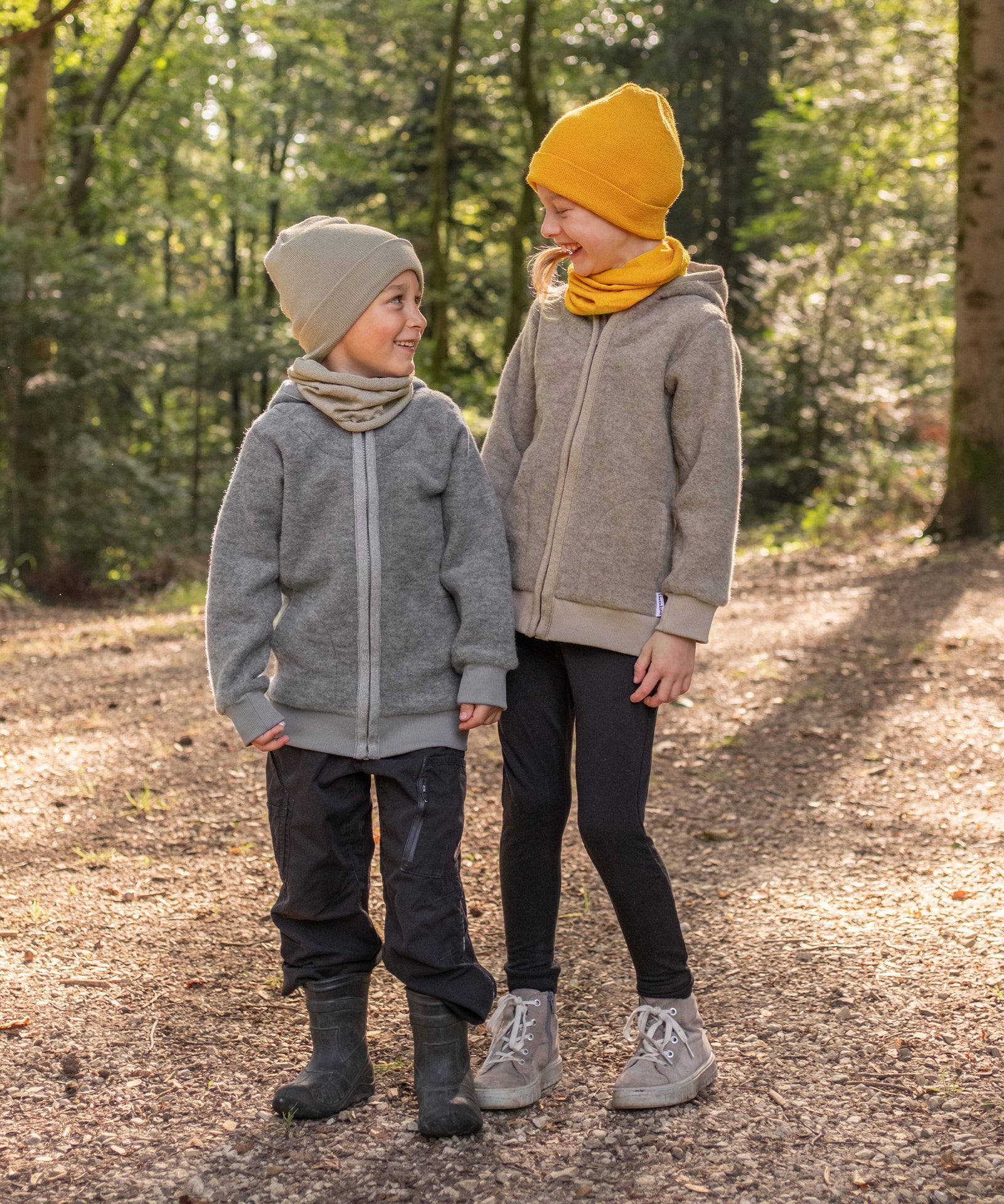 Zwei Kinder haben Spaß im Wald.