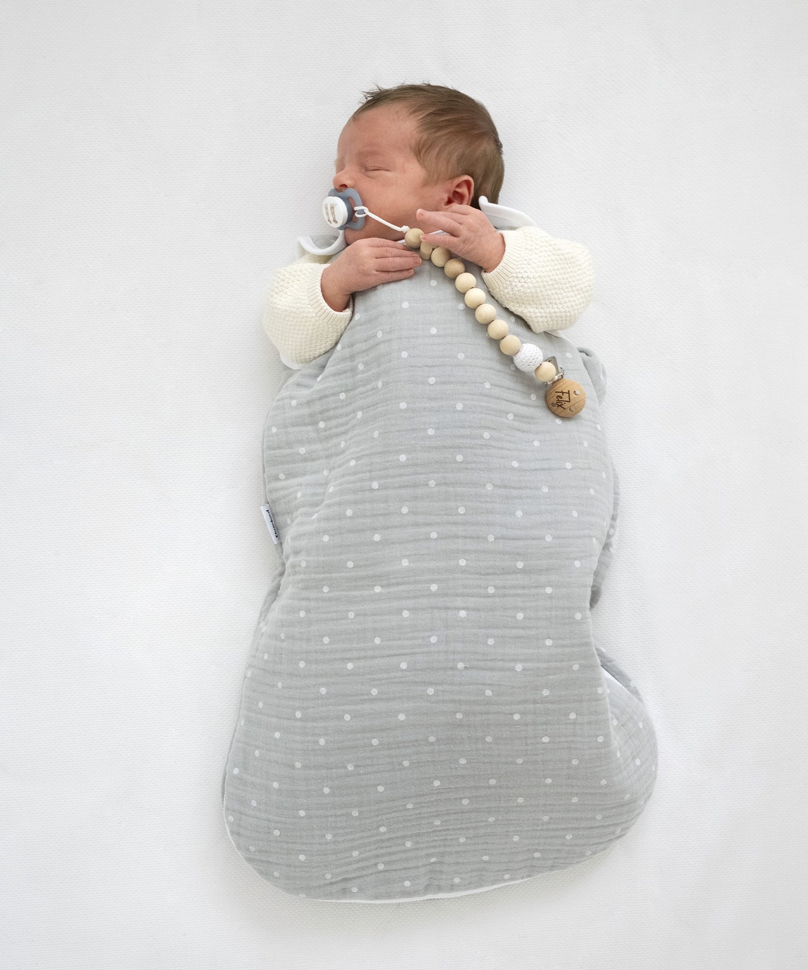 Baby schläft m Musselin Babyschlafsack.