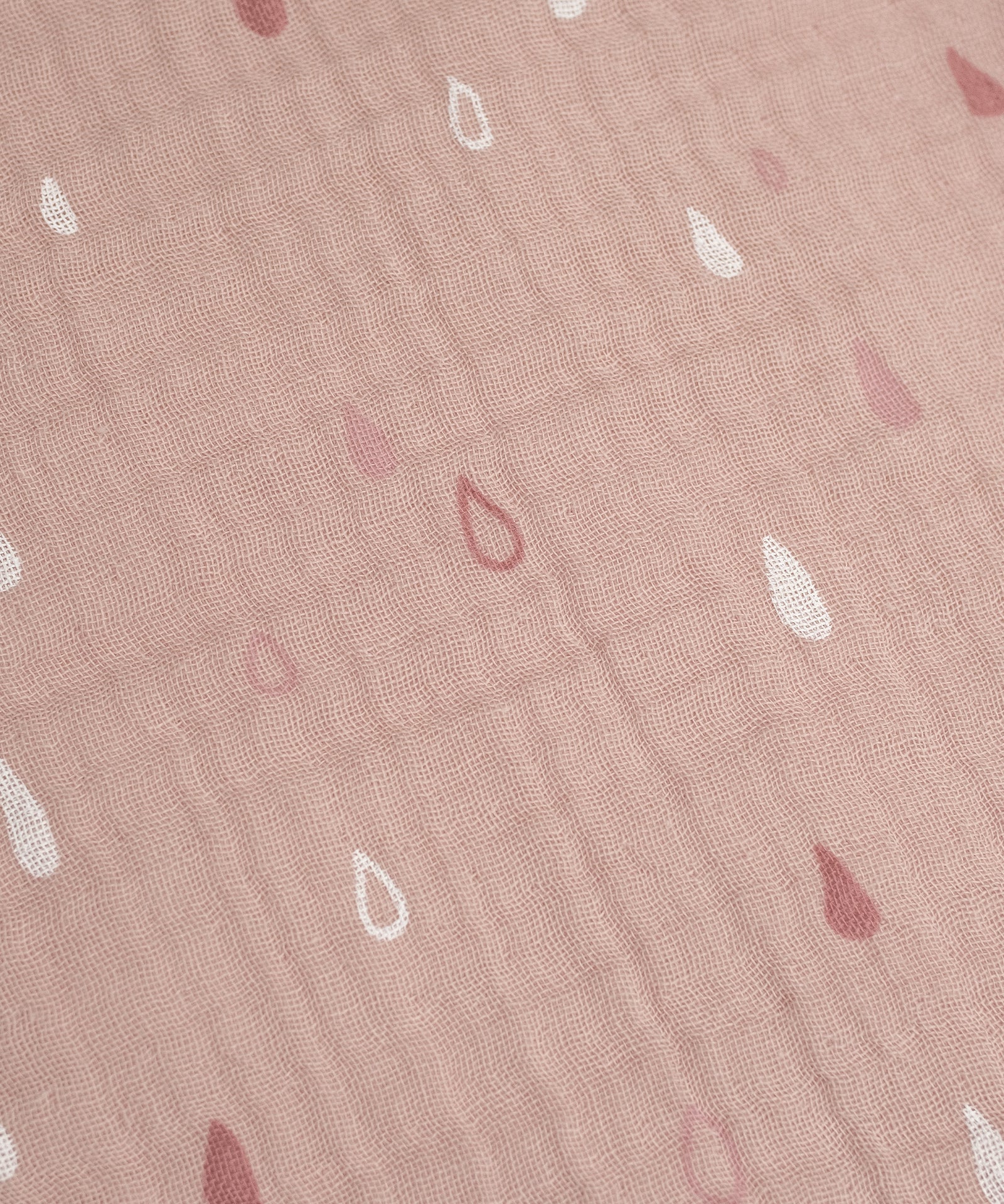 Hochwertiges Material*Unsere Musselin-Schlafsäcke bestehen aus feinfädigem, atmungsaktivem Musselin-Gewebe.|Nahaufnahme des Musselin Babyschlafsacks in Rosé mit Tropfen-Muster.
