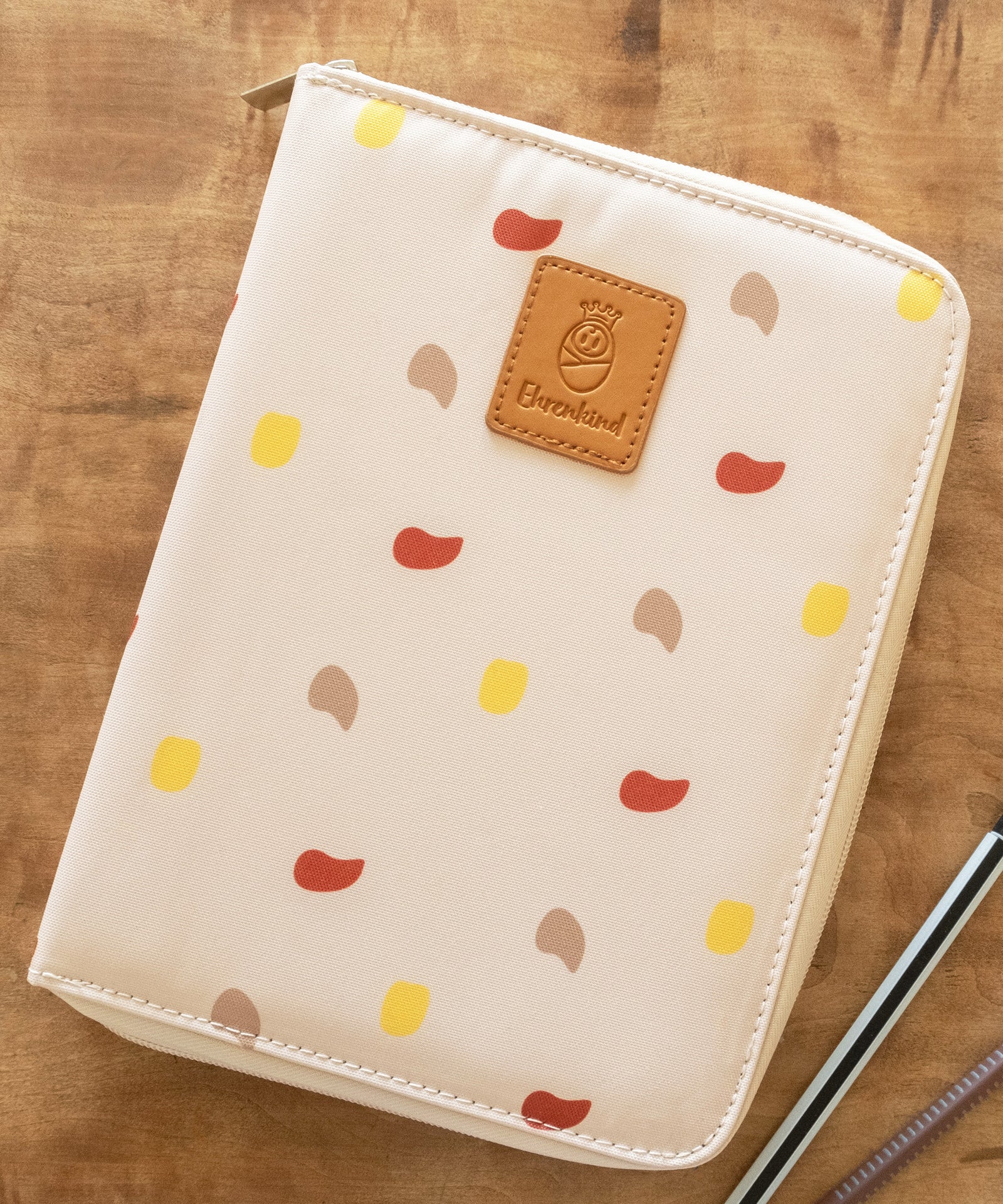 Mutterpasshülle liegt geschlossen auf einem Tisch.