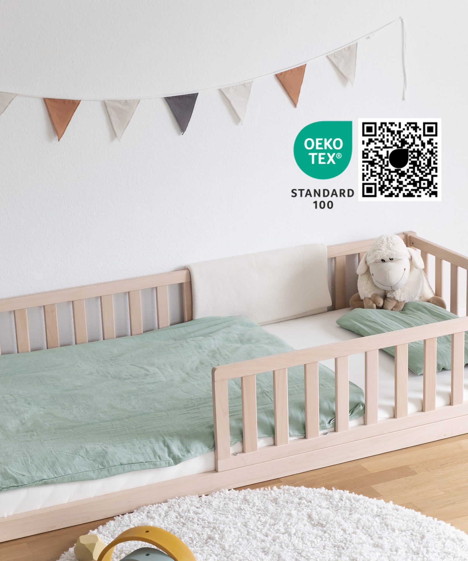 Bodenbett mit Bettwäsche.