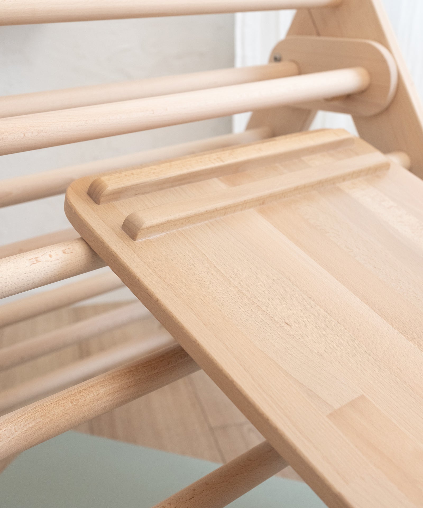 Abgerundete Ecken*Die abgerundeten Ecken des Rutschbretts und der Sprossen sorgen für zusätzlichen Schutz für dein Kind.|Das Rutschbrett verfügt über abgerundete Ecken und Sprossen.