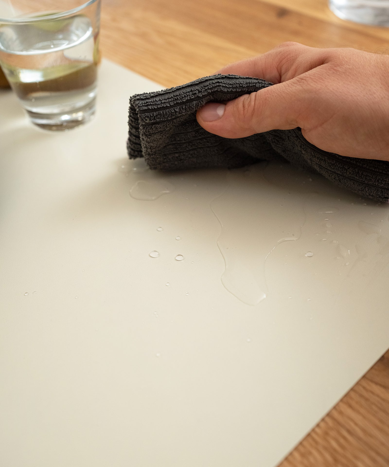 Langlebig & pflegeleicht*Die wasserdichten Tischsets sind abwaschbar und leicht zu reinigen.
Sie können flexibel auch als Bastelunterlage genutzt werden.|Das nasse Tischset wird mit einem Lappen abgewischt.