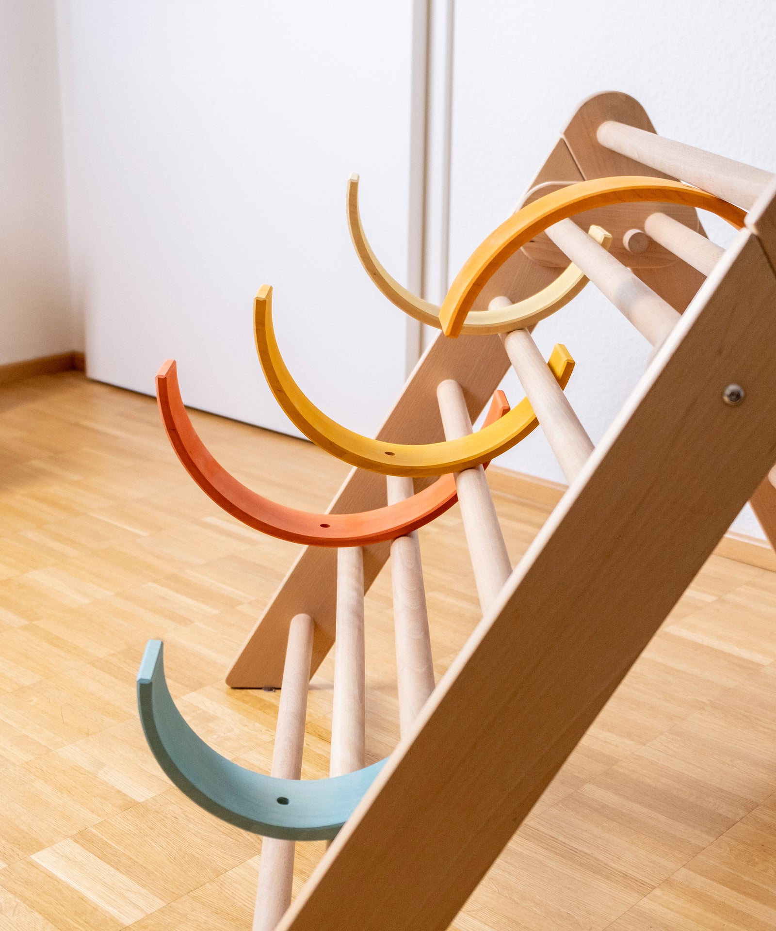 Spiel & Spaß ohne Grenzen*Der Regenbogen kann im Freispiel vielfältig eingesetzt und mit anderen Spielgeräten kombiniert werden.|Bogenelemente am Kletterdreieck.