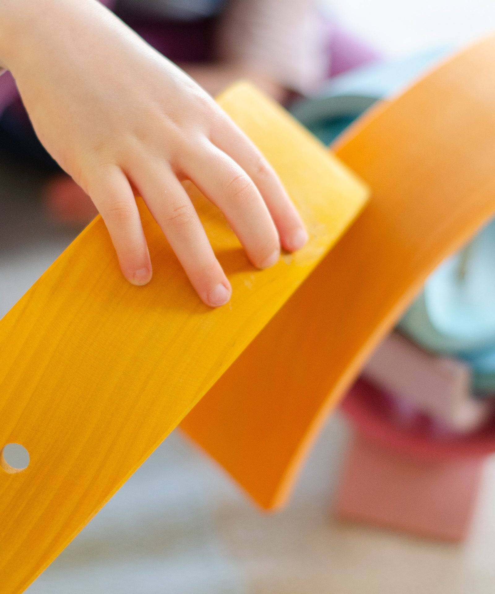 Fördert Motorik & Vorstellungskraft*Der Regenbogen trainiert spielerisch die Feinmotorik und unterstützt beim Farben lernen.|Kind spielt mit Regenbogen bunt.