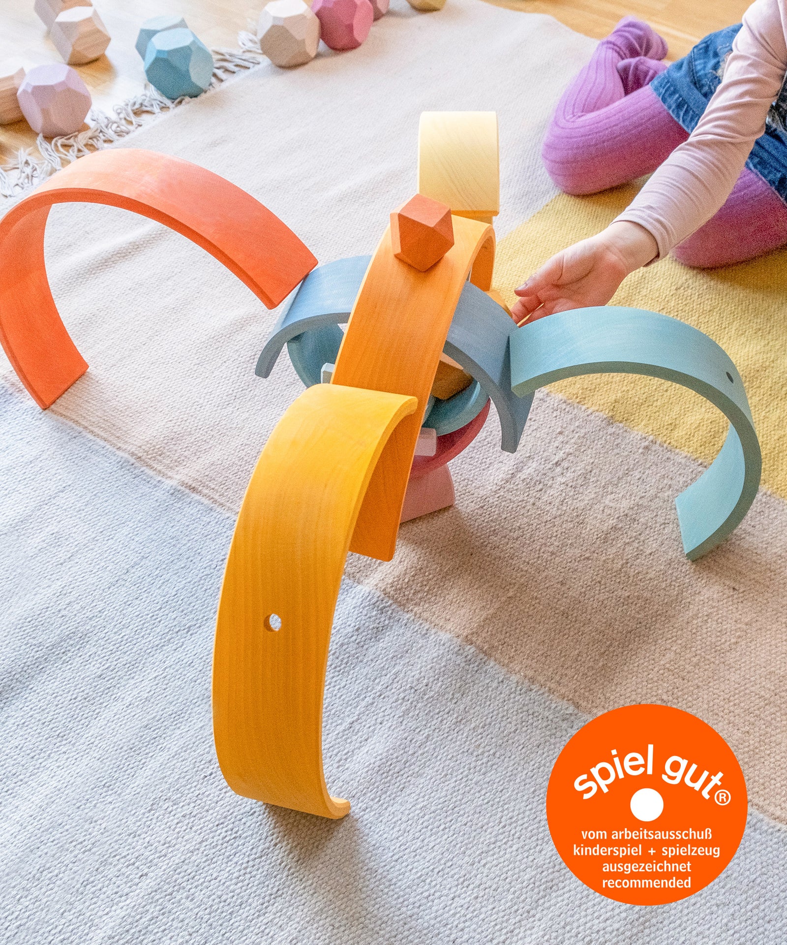 Kind spielt mit Regenbogen bunt, Regenbogen ist von spiel gut ausgezeichnet.