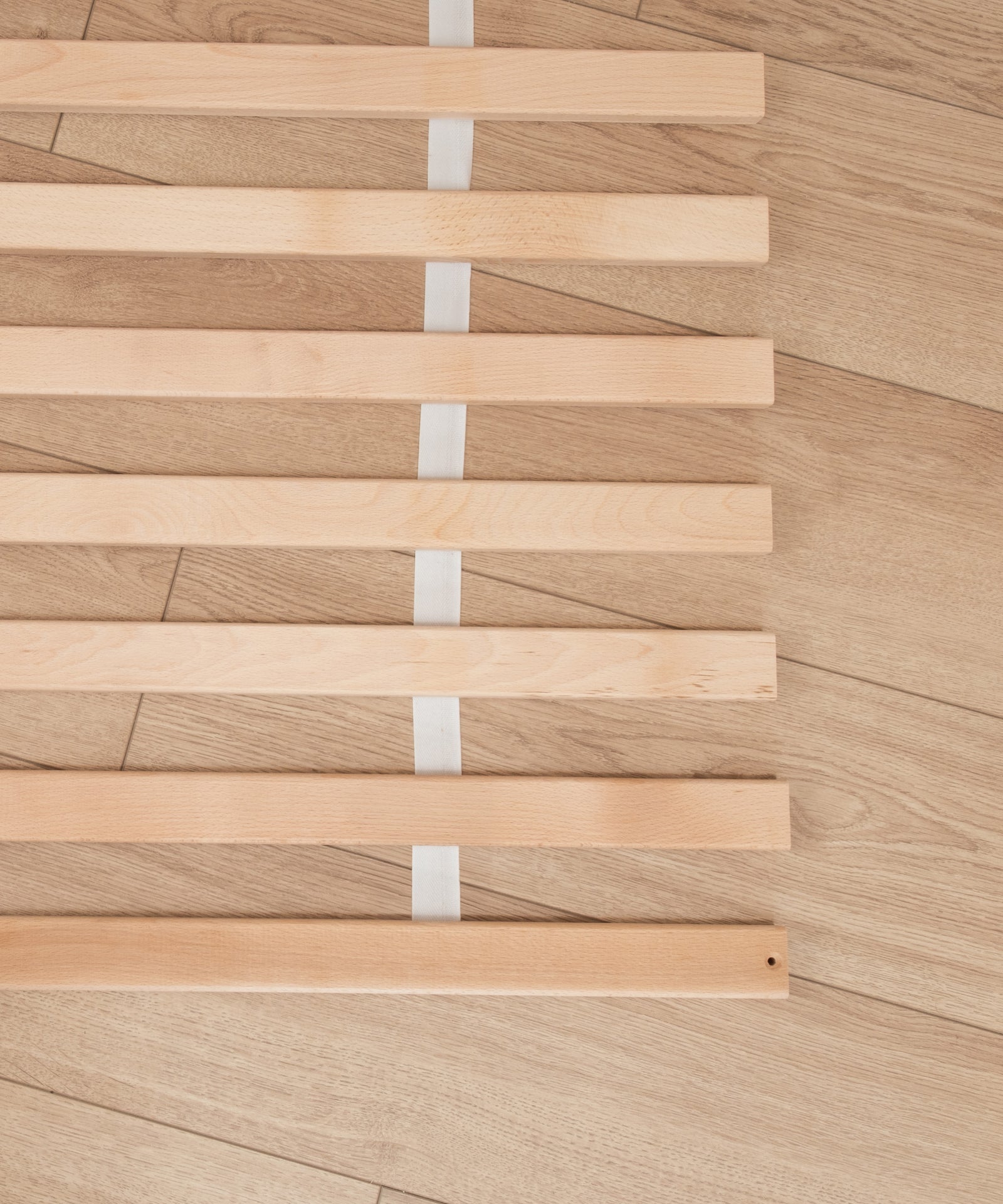 Optimaler Abstand*Der Abstand von 5 cm zwischen den einzelnen Leisten sorgt für eine optimale Luftzirkulation.|Nahaufnahme Rollrost.