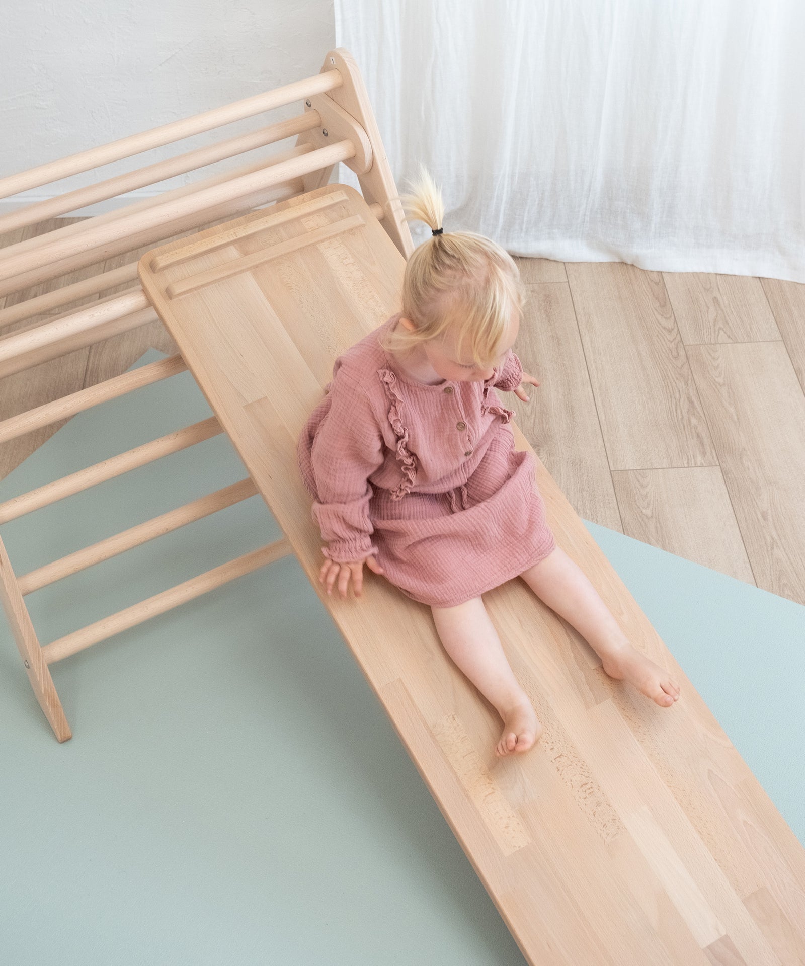 Kind rutscht das Rutschbrett runter.