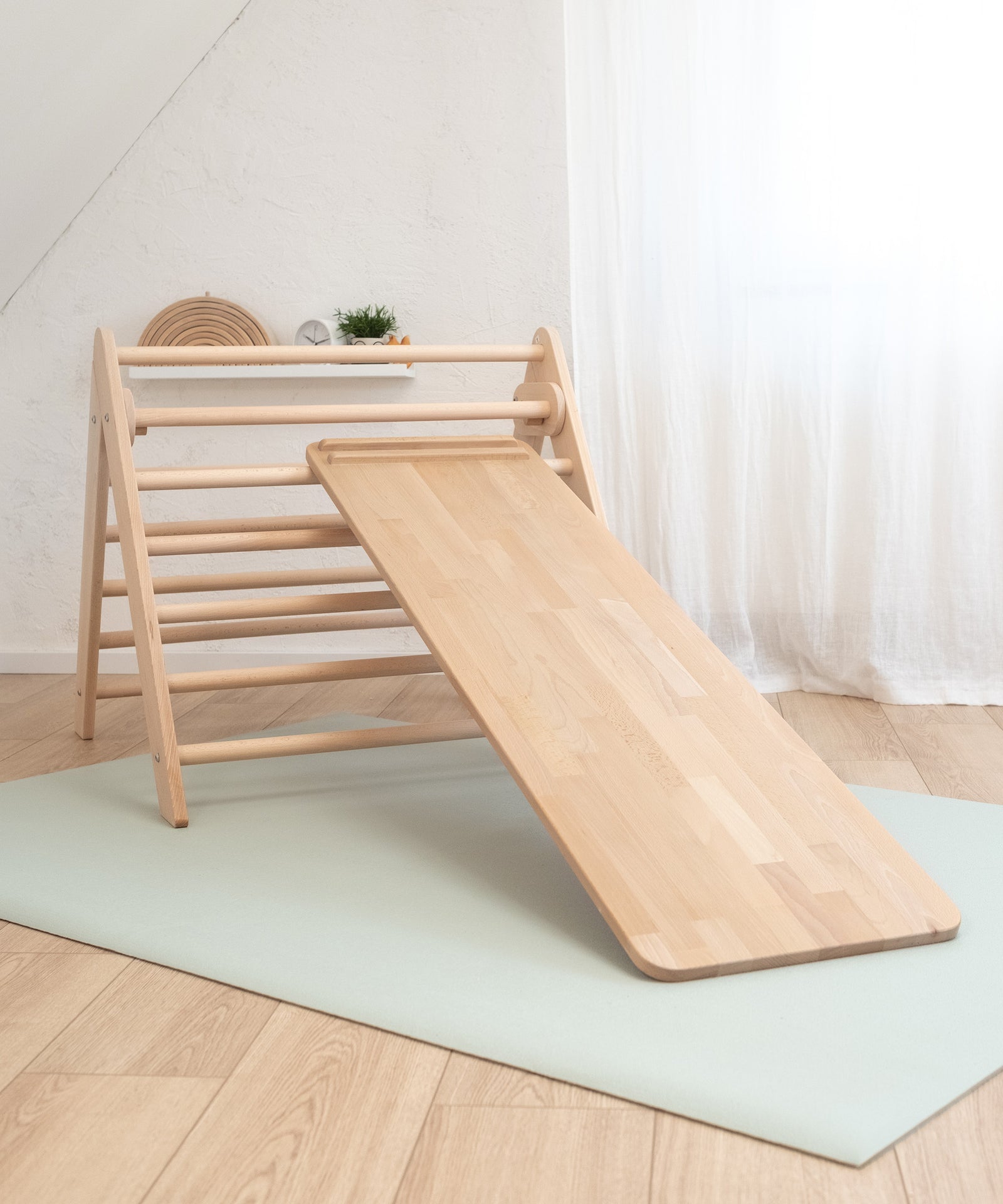 Ideales Add-on*Das Rutschbrett lässt sich perfekt mit unserem Kletterdreieck oder unserem Kletterbogen kombinieren.|Rutschbrett mit Kletterdreieck auf einer Krabbelmatte.