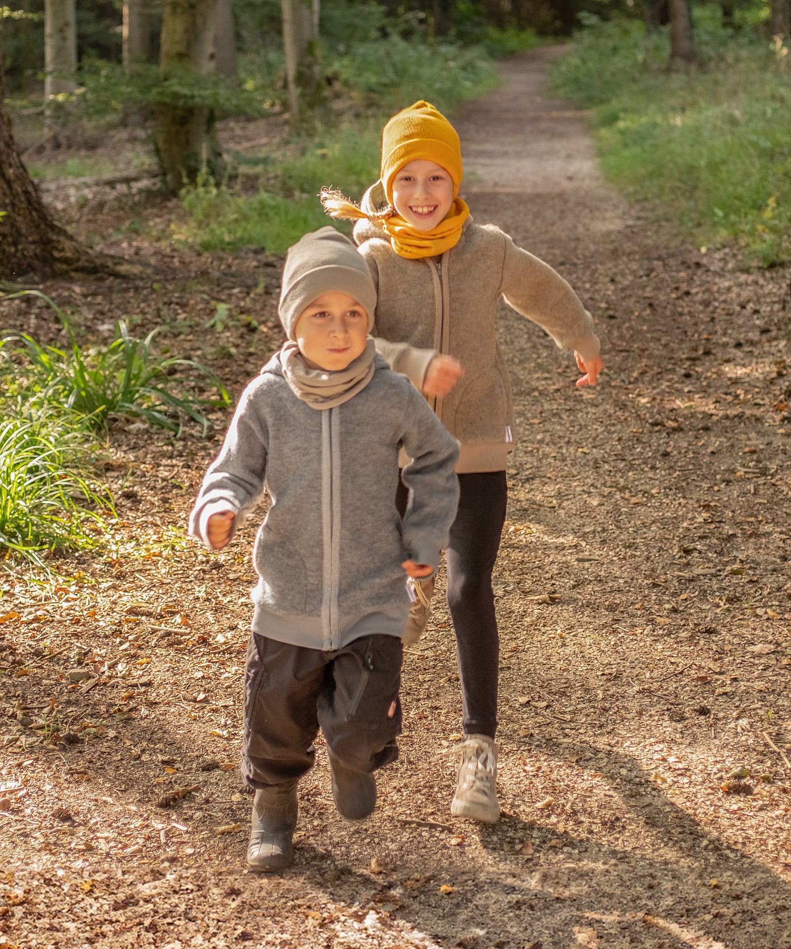Kinder rennen im Wald.
