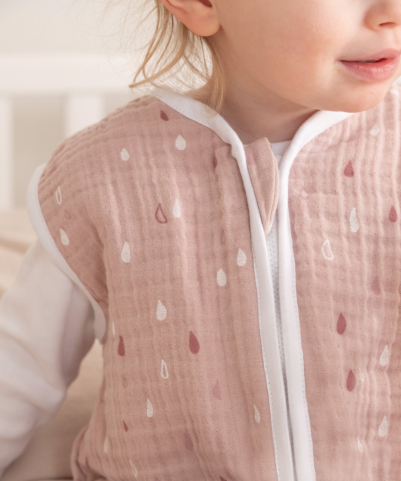 Hochwertig*Unsere Musselin-Schlafsäcke bestehen aus feinfädigem, atmungsaktivem Musselin Gewebe.|Nahaufnahme Schlafsack mit Reißverschlussschutz.