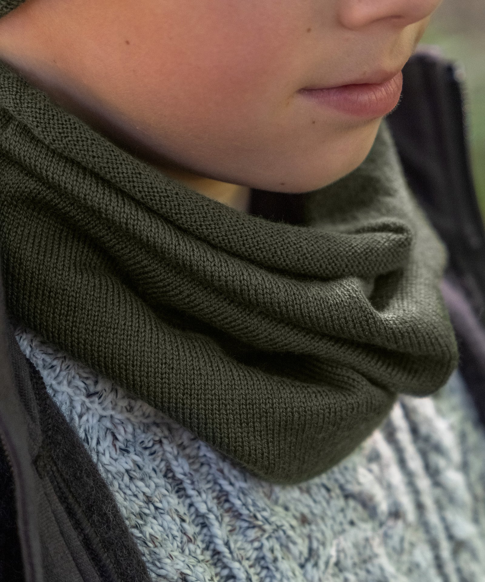 Superweich & kratzt nicht*Der besonders weiche und anschmiegsame Schal ist rundgestrickt und somit komplett ohne störende Nähte.|Nahaufnahme Schlauchschal in Oliv.