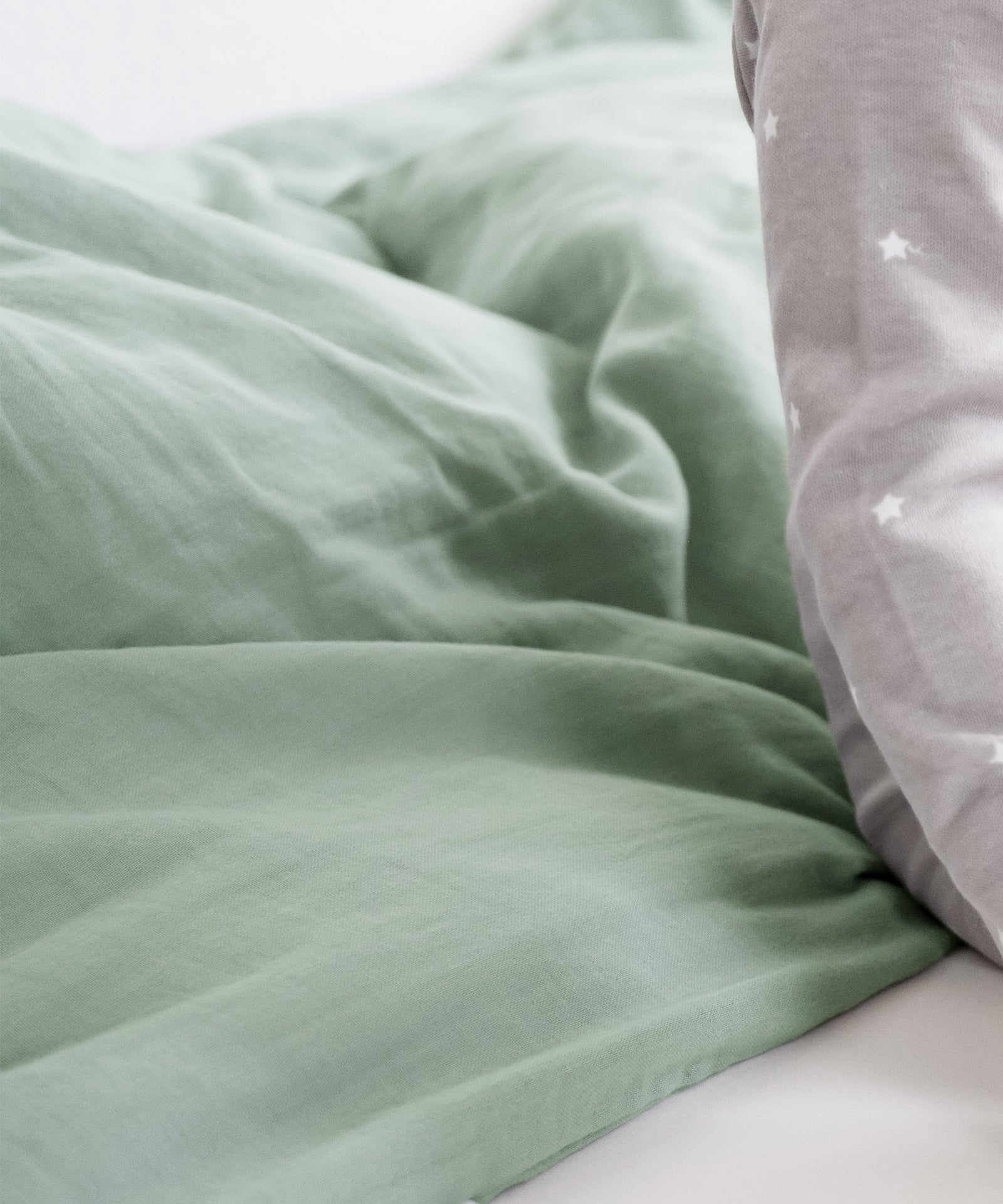 Schönes Material*Die Renforcé-Bettwäsche überzeugt durch einen angenehm glatten Baumwollstoff und Musselin durch einen tollen Struktur-Effekt.|Nahaufnahme der Struktur des Baumwollstoffs.