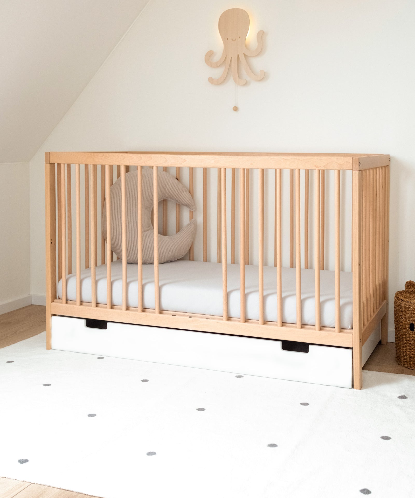 Optional mit Schublade*Unser Babybett ist mit einer praktischen Schublade erhältlich, die Stauraum für Bettzeug, Spielsachen uvm. unter dem Babybett bietet.|Babybett Natur mit Schublade weiß.