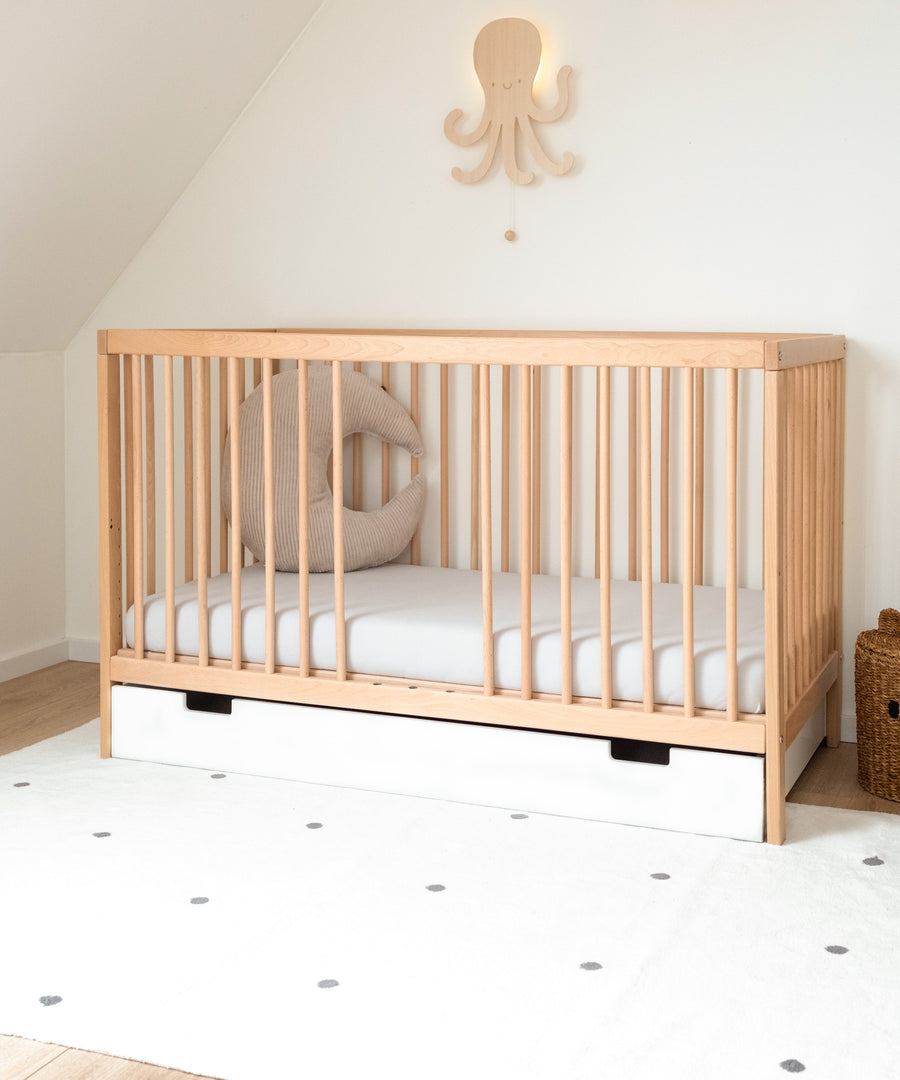 Optional mit Schublade*Unser Babybett ist mit einer praktischen Schublade erhältlich, die Stauraum für Bettzeug, Spielsachen uvm. unter dem Babybett bietet.|Babybett Natur mit Schublade weiß.