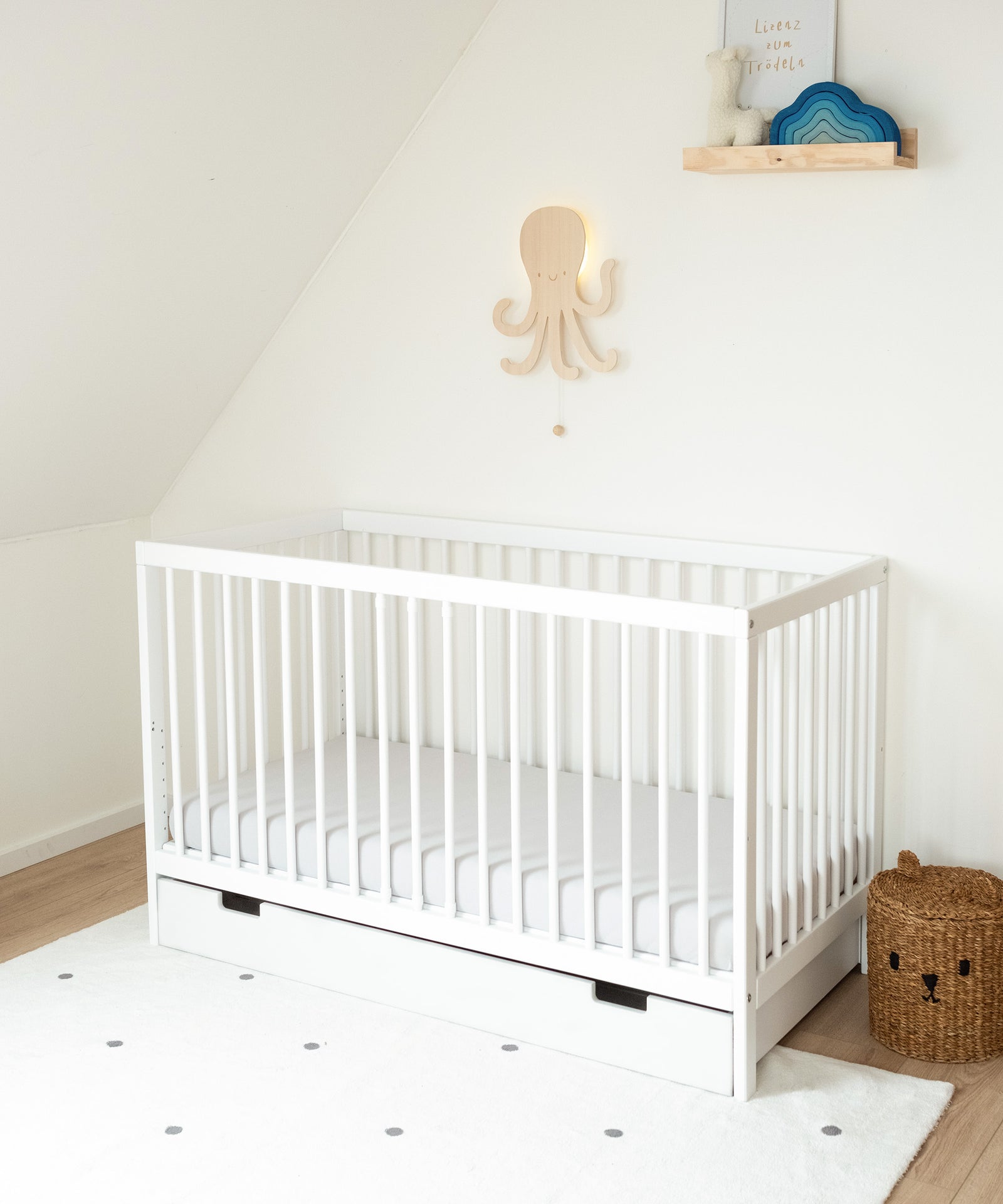 Optional mit Schublade*Unser Babybett ist mit einer praktischen Schublade erhältlich, die Stauraum für Bettzeug, Spielsachen uvm. unter dem Babybett bietet.|Babybett weiß mit Schublade.