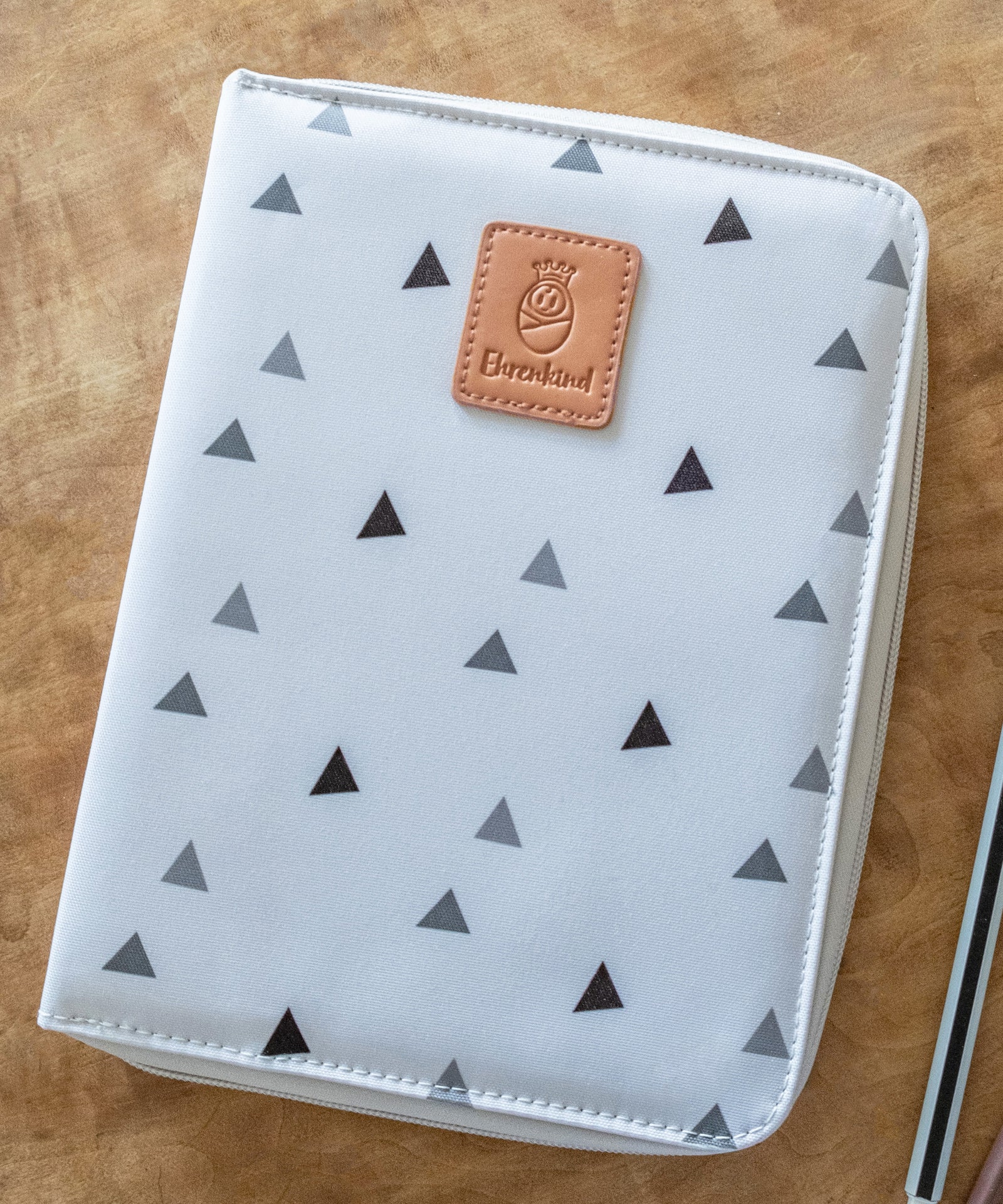 Tolles Geschenk*Unsere Mutterpasshülle ist die perfekte Geschenkidee zur Schwangerschaft oder Geburt - praktisch, schön und lange nutzbar!|Die Mutterpasshülle liegt geschlossen auf einem Tisch.