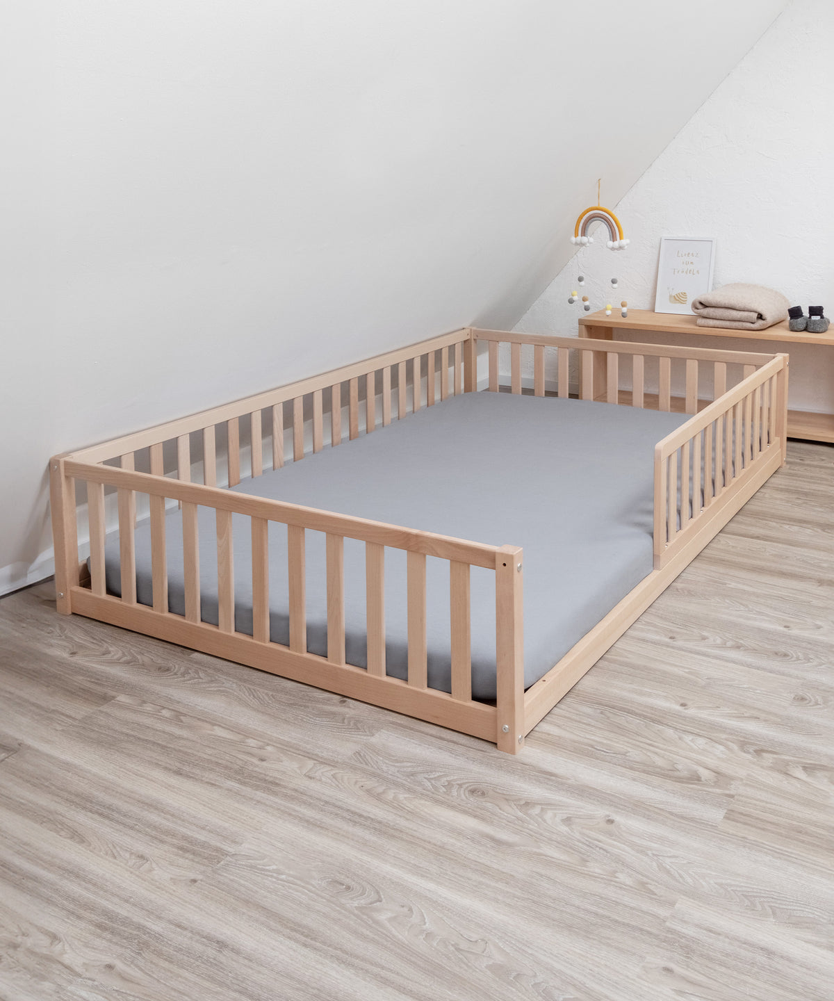 Spannbettlaken Beige in Größe 200 mal 120 cm im Bodenbett.