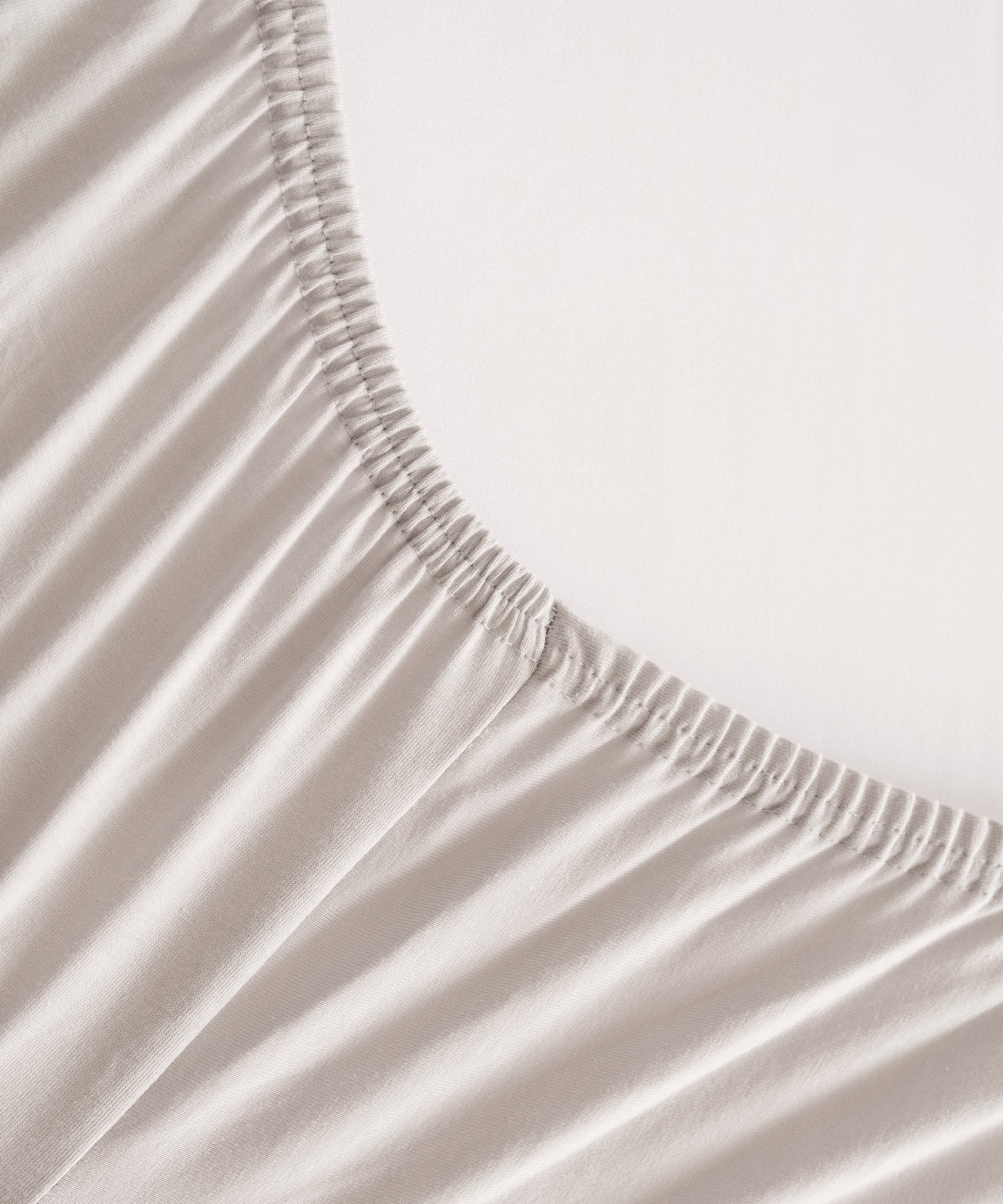 Pflegeleicht & elastisch*Mit Rundumgummizug für eine perfekte und faltenfreie Passform - damit auch in unruhigen Nächten nichts verrutscht.|Nahaufnahme des Gummizugs am Spannbettlaken.