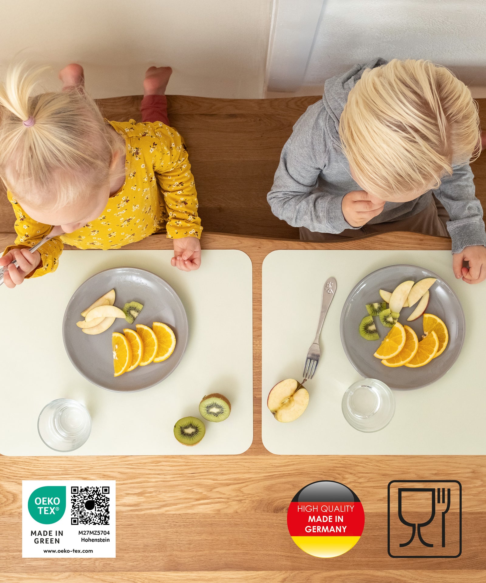 Stilvoller Schutz*Schlichtes Design in acht wunderschönen Farben - da ist für jeden Geschmack und Einrichtungsstil die passende Variante dabei.|Zwei Kinder essen Obst auf Tischsets, die Schutz und stilvolle Optik bieten.