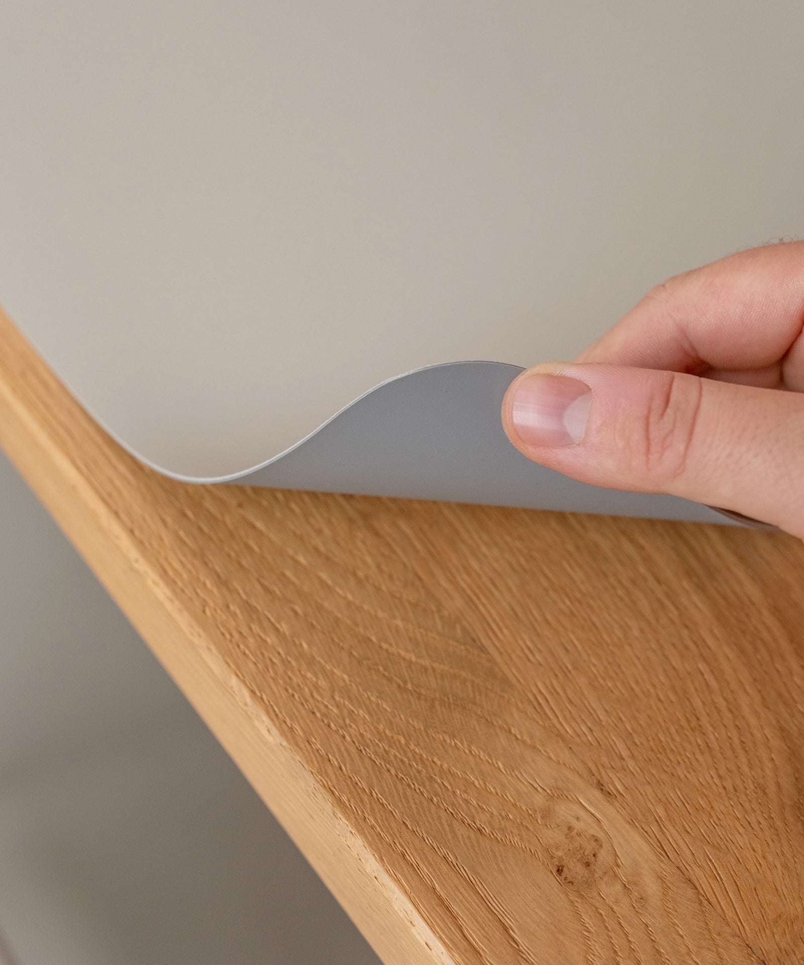 Nahaufnahme eines Tischsets, das leicht angehoben wird und die flexible Struktur zeigt.