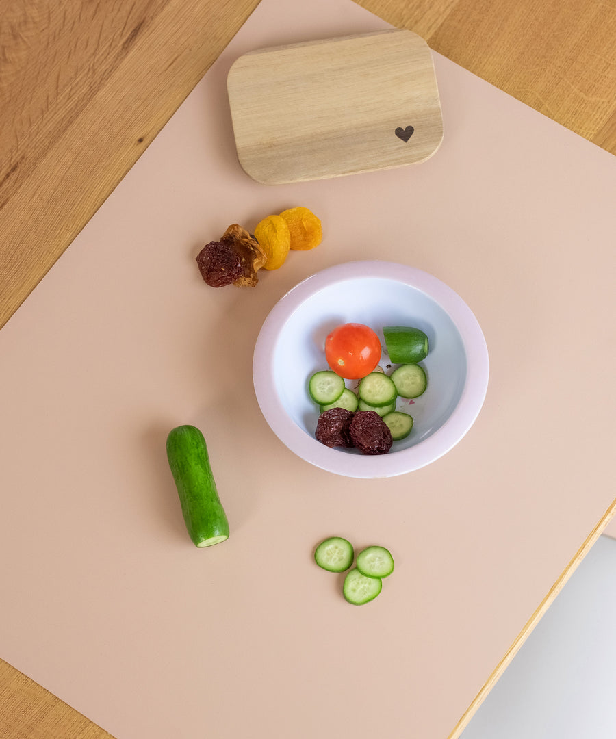 Lebensmittelecht & unbedenklich*Top Qualität aus Deutschland: Die Sets sind lebensmittelecht, schadstoffgeprüft, phthalatfrei und BPA-frei. Für ein gutes Gefühl. Tischset in Rosé.|Tischset mit einem Schälchen voller frischem Gemüse.