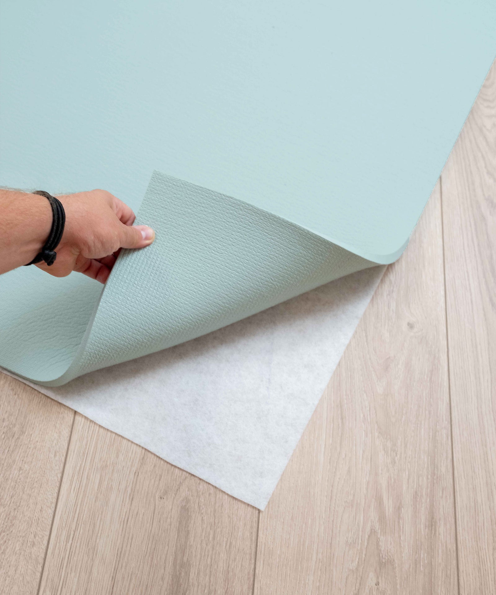 Rutschfest*Unsere Krabbelmatten bleiben mit dem Vlies stets rutschfest.|Vlies liegt unter einer Krabbelmatte.